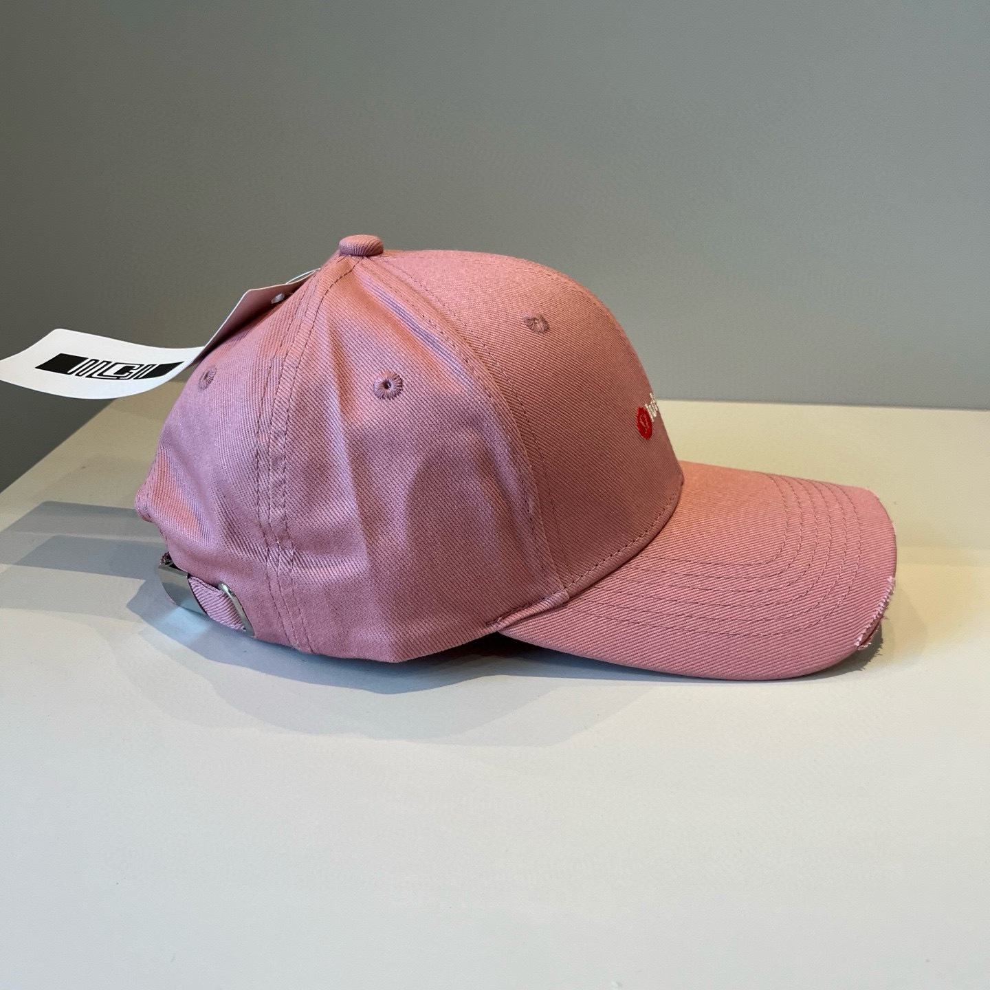  LULULEMON棒球帽
爱健身的集美们一定听过的lulu~
非常适合多巴胺的你
颜色齐全赶快入手。