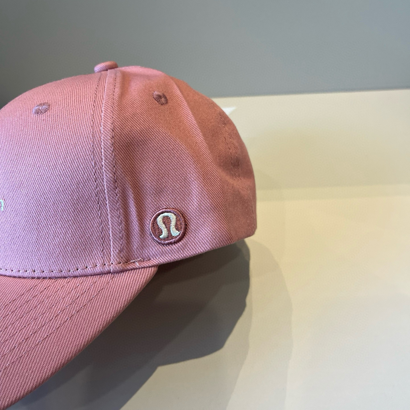  LULULEMON棒球帽
爱健身的集美们一定听过的lulu~
非常适合多巴胺的你
颜色齐全赶快入手。