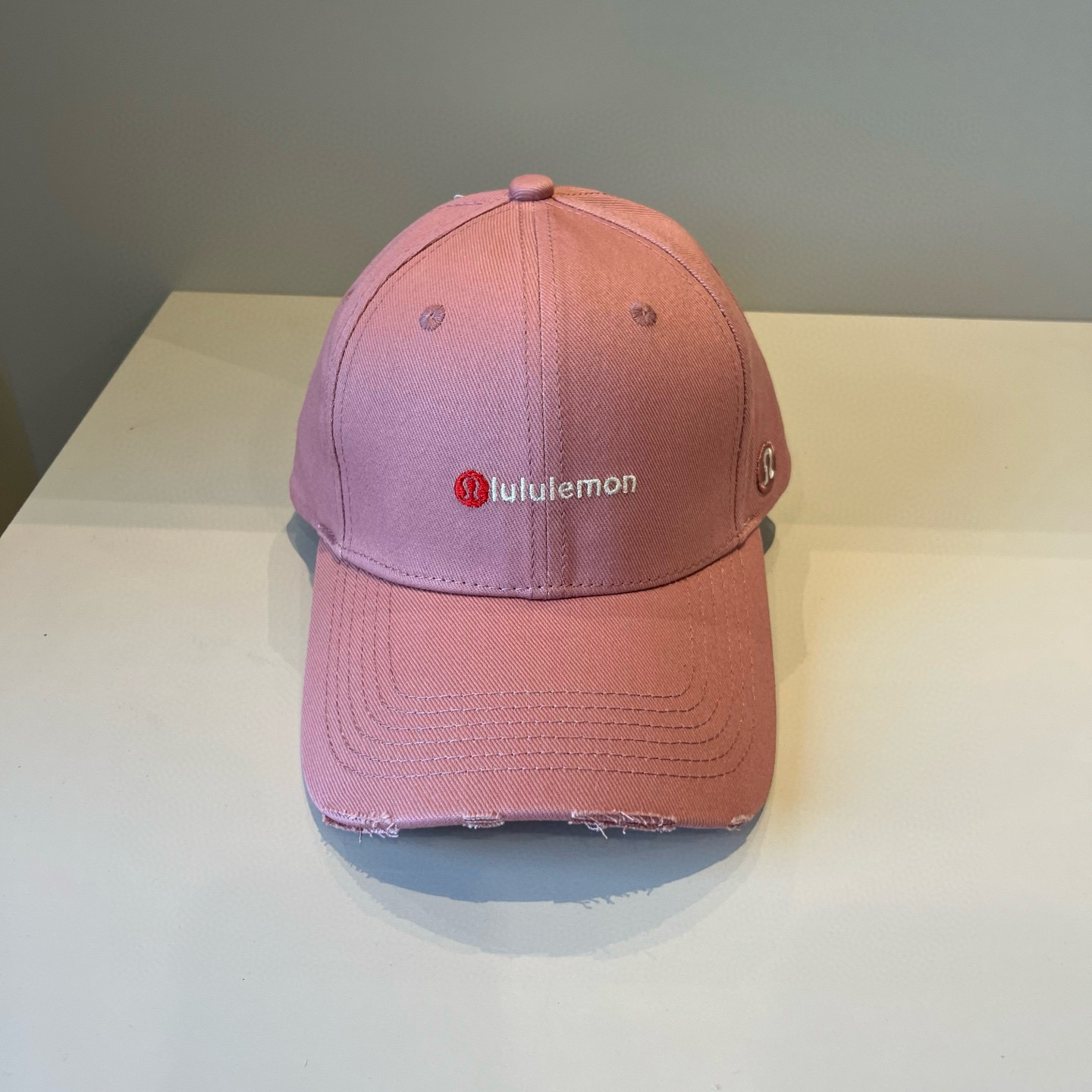  LULULEMON棒球帽
爱健身的集美们一定听过的lulu~
非常适合多巴胺的你
颜色齐全赶快入手。