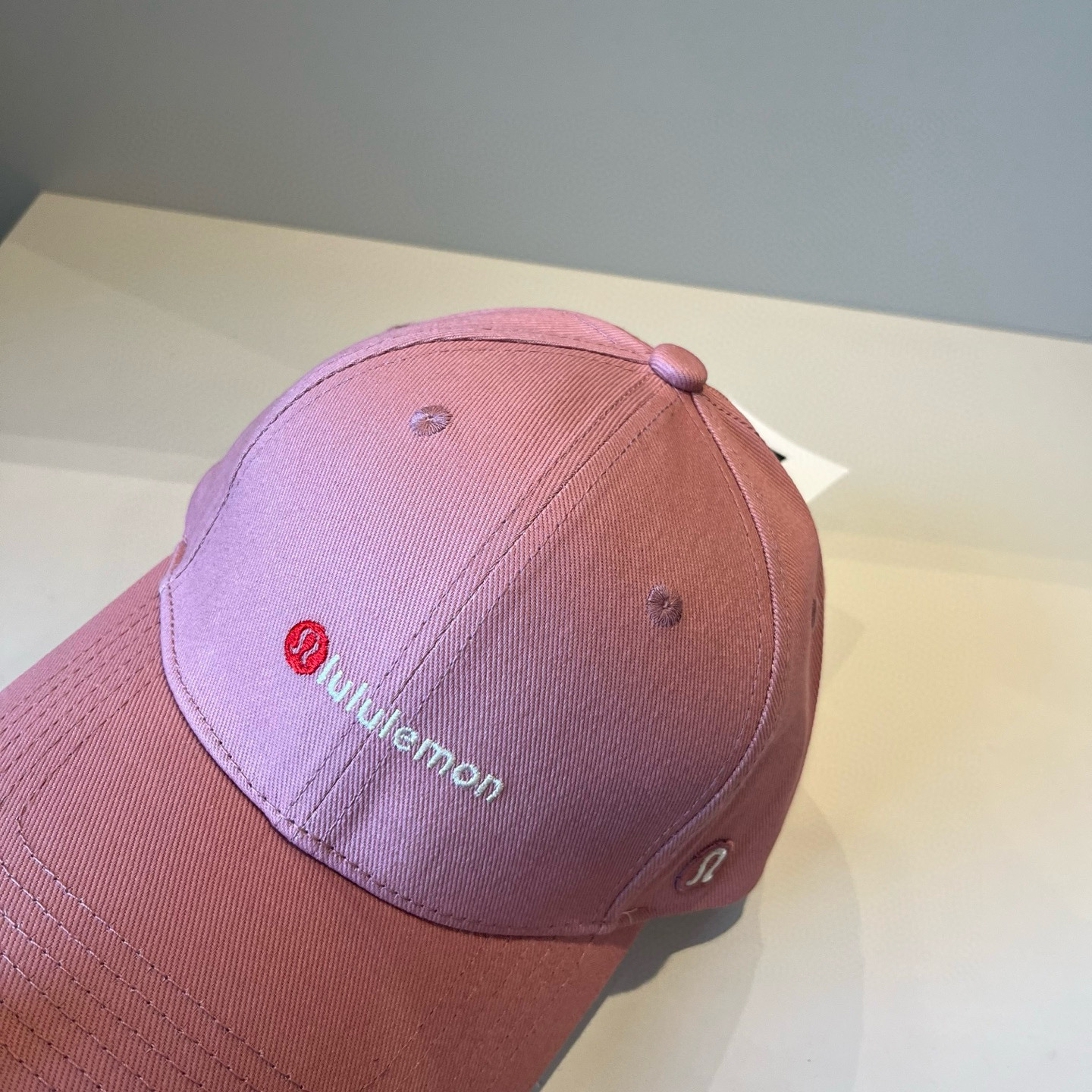  LULULEMON棒球帽
爱健身的集美们一定听过的lulu~
非常适合多巴胺的你
颜色齐全赶快入手。