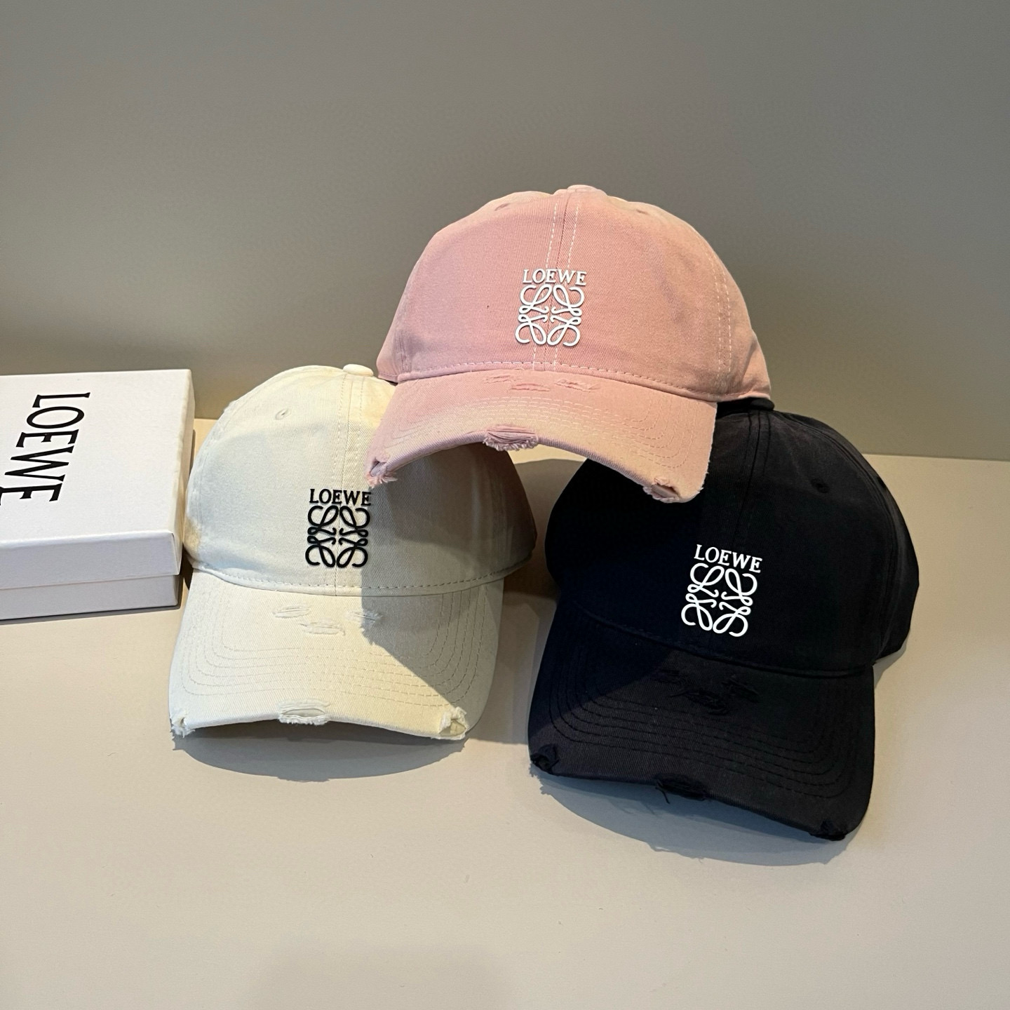 
罗意威 LOEWE新款原版原标设计，质感超好，外部线条定位标准，做工精细，简约大气低价走量！