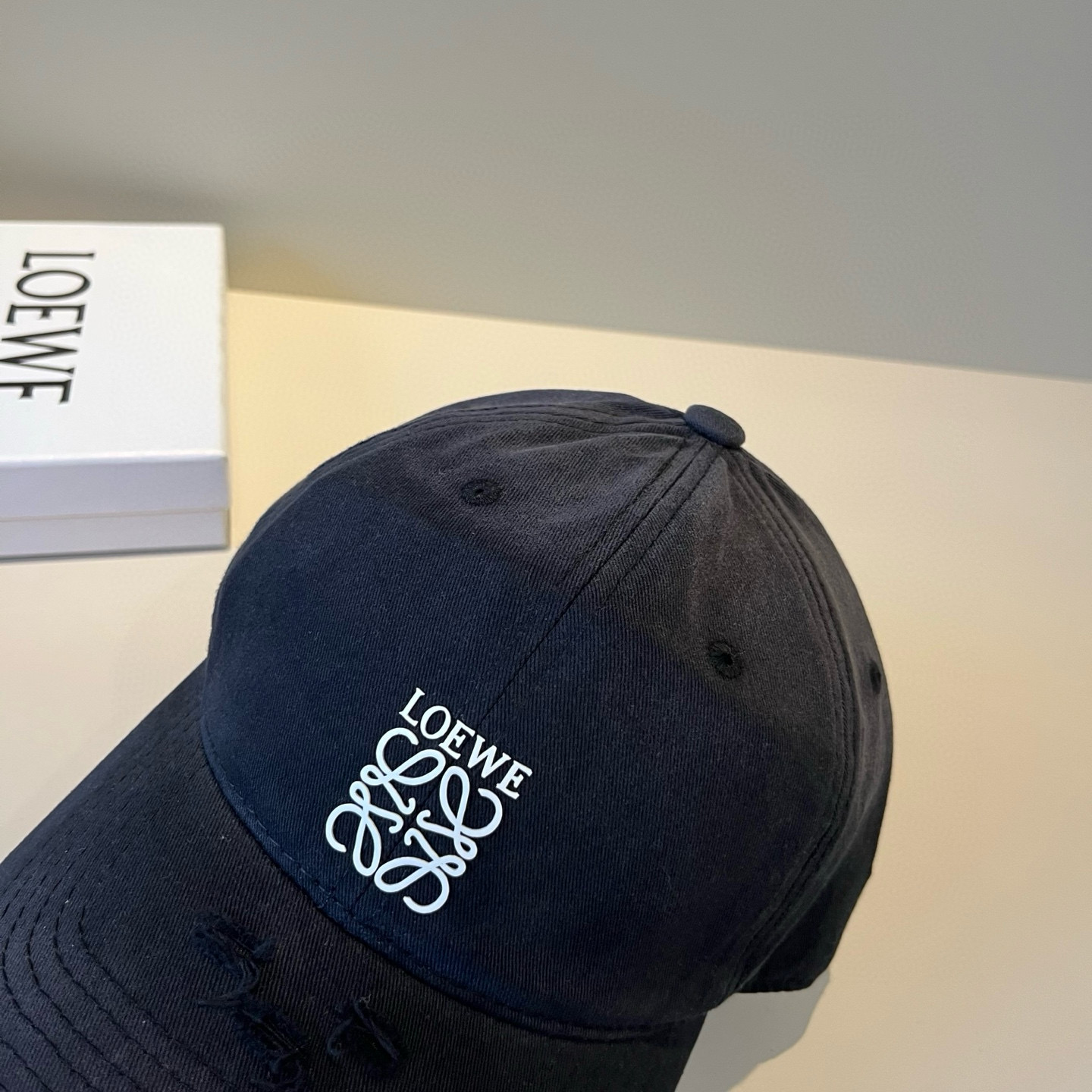 
罗意威 LOEWE新款原版原标设计，质感超好，外部线条定位标准，做工精细，简约大气低价走量！