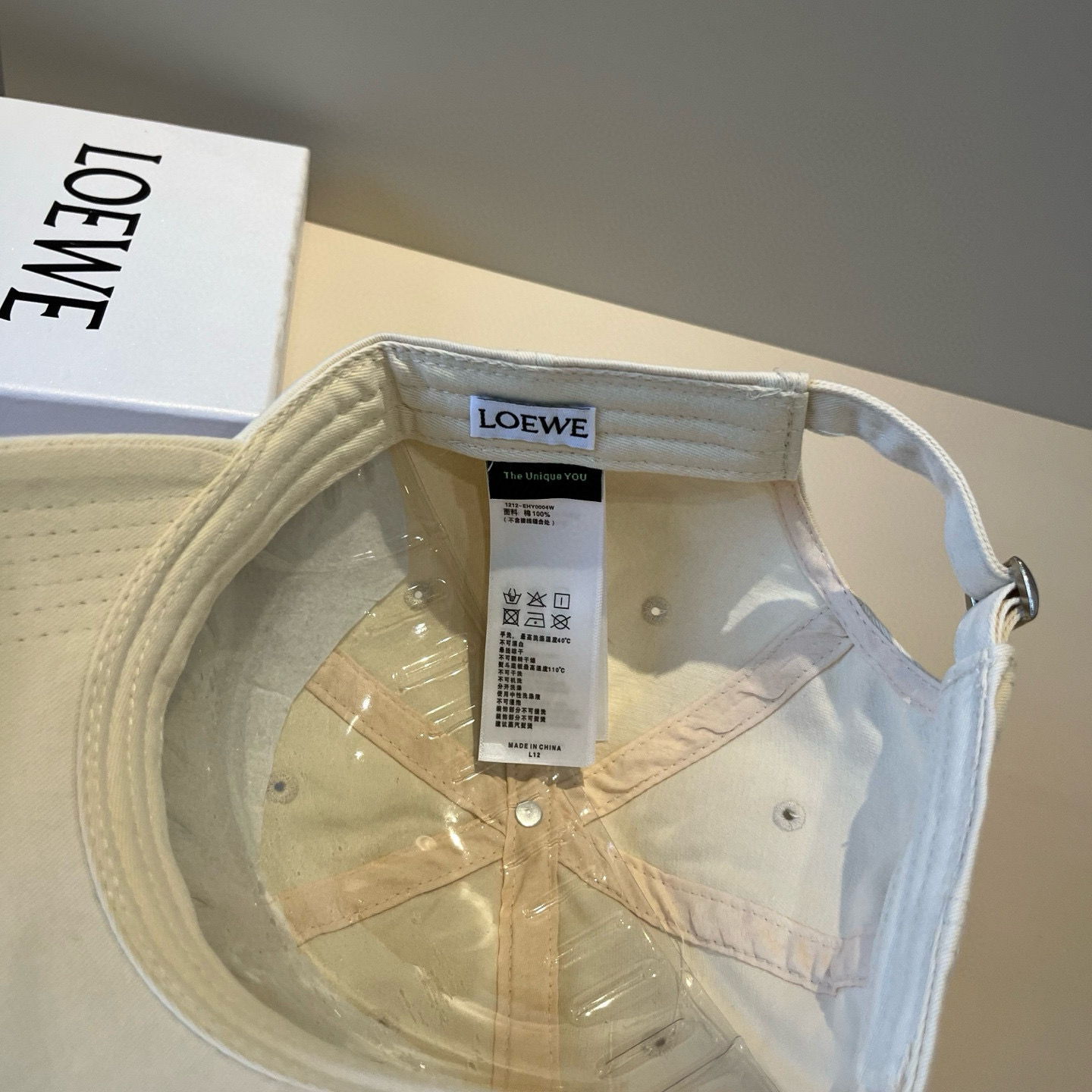 
罗意威 LOEWE新款原版原标设计，质感超好，外部线条定位标准，做工精细，简约大气低价走量！