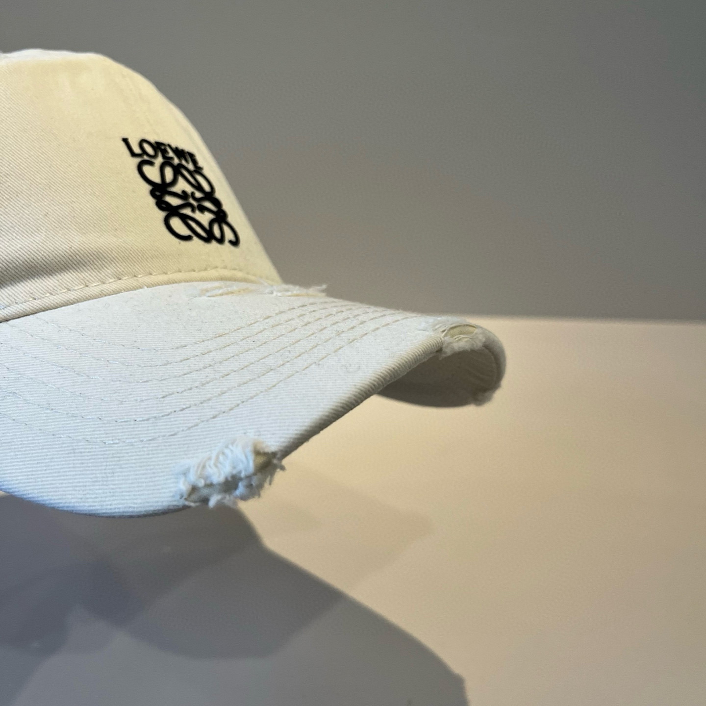 
罗意威 LOEWE新款原版原标设计，质感超好，外部线条定位标准，做工精细，简约大气低价走量！