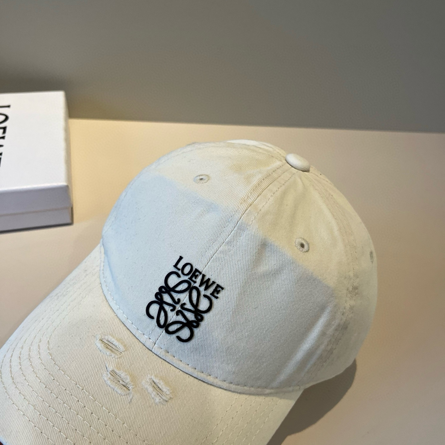 
罗意威 LOEWE新款原版原标设计，质感超好，外部线条定位标准，做工精细，简约大气低价走量！