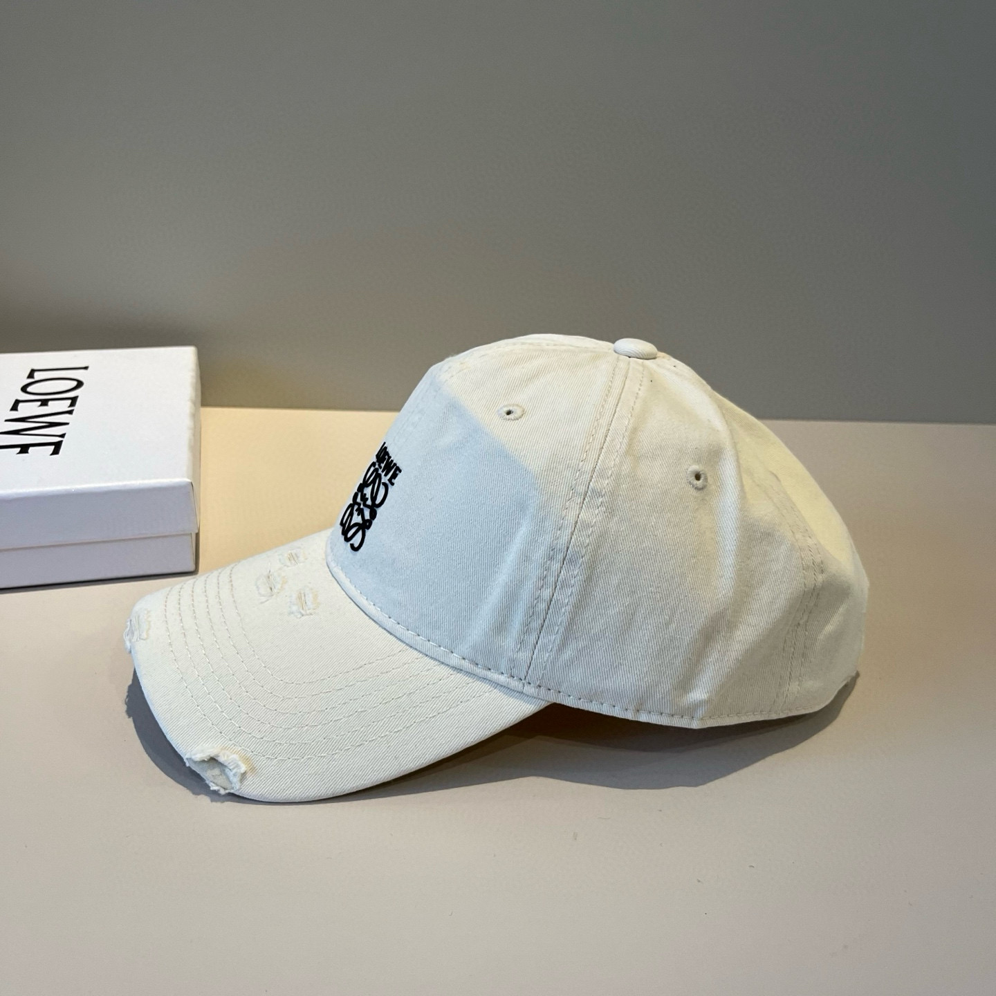 
罗意威 LOEWE新款原版原标设计，质感超好，外部线条定位标准，做工精细，简约大气低价走量！