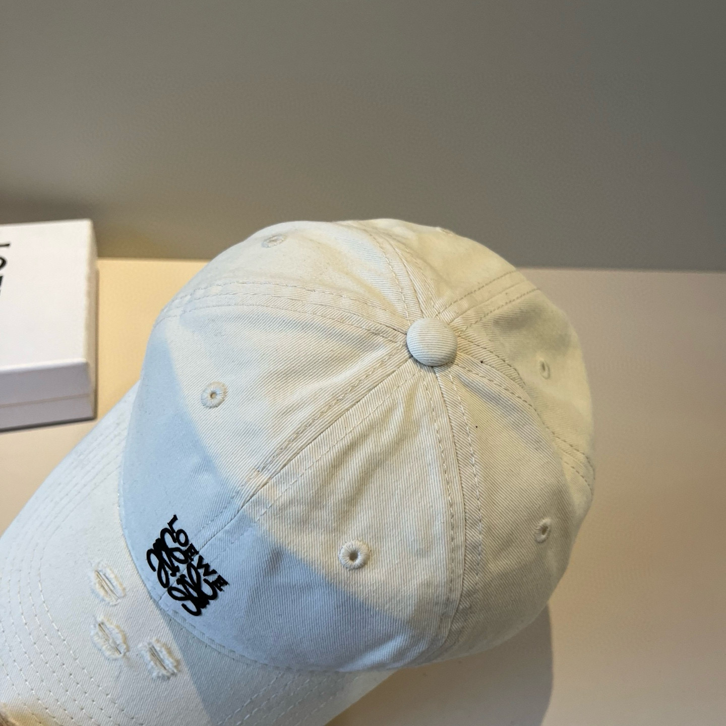 
罗意威 LOEWE新款原版原标设计，质感超好，外部线条定位标准，做工精细，简约大气低价走量！