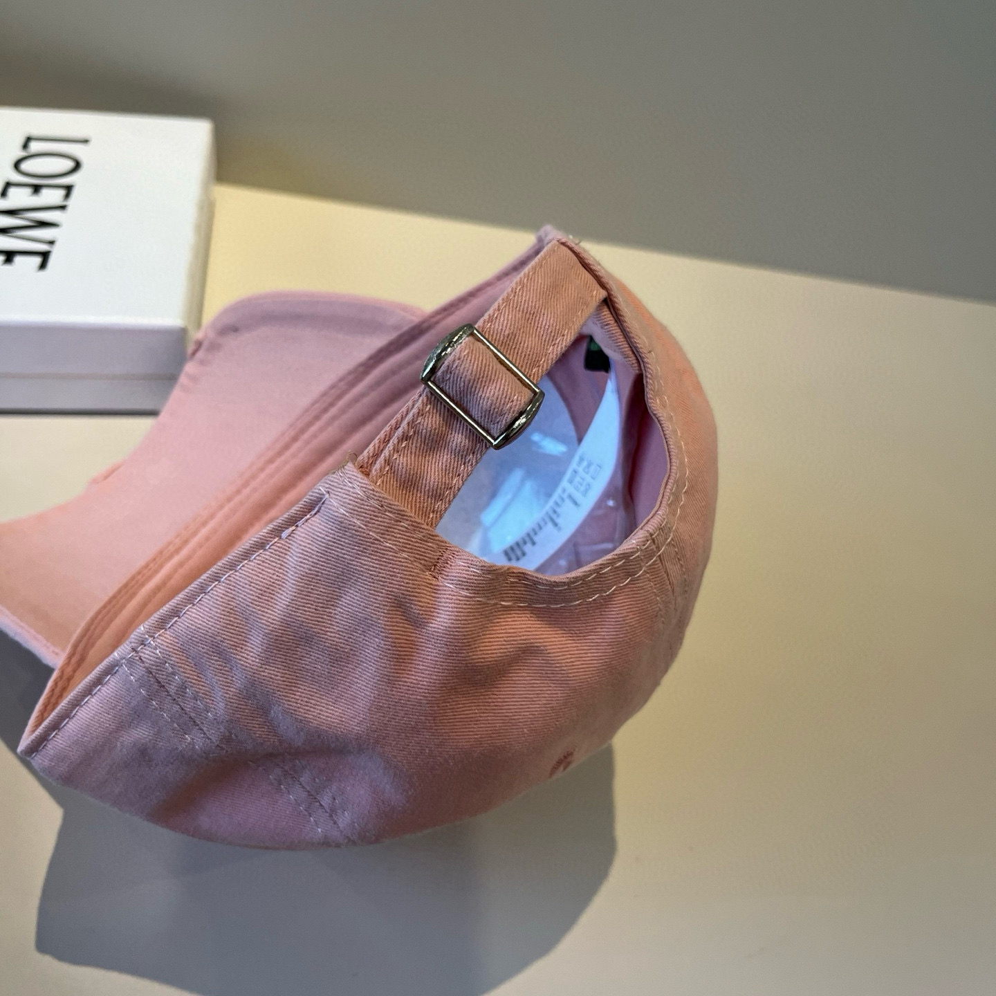 
罗意威 LOEWE新款原版原标设计，质感超好，外部线条定位标准，做工精细，简约大气低价走量！