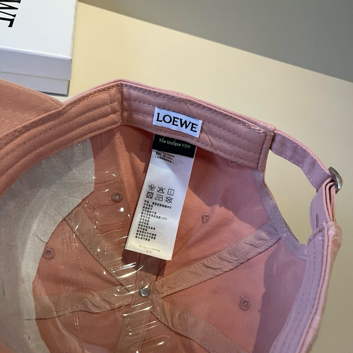 
罗意威 LOEWE新款原版原标设计，质感超好，外部线条定位标准，做工精细，简约大气低价走量！