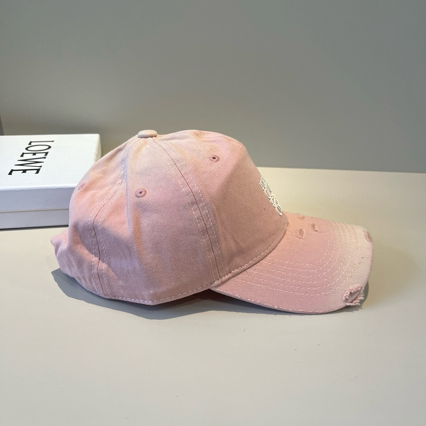 
罗意威 LOEWE新款原版原标设计，质感超好，外部线条定位标准，做工精细，简约大气低价走量！