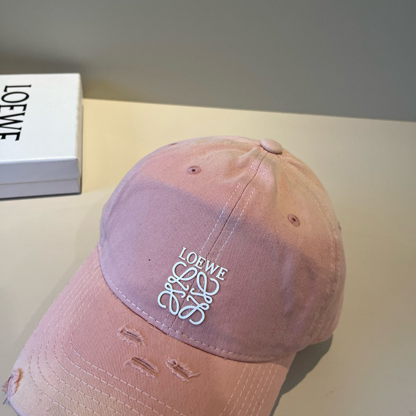 
罗意威 LOEWE新款原版原标设计，质感超好，外部线条定位标准，做工精细，简约大气低价走量！