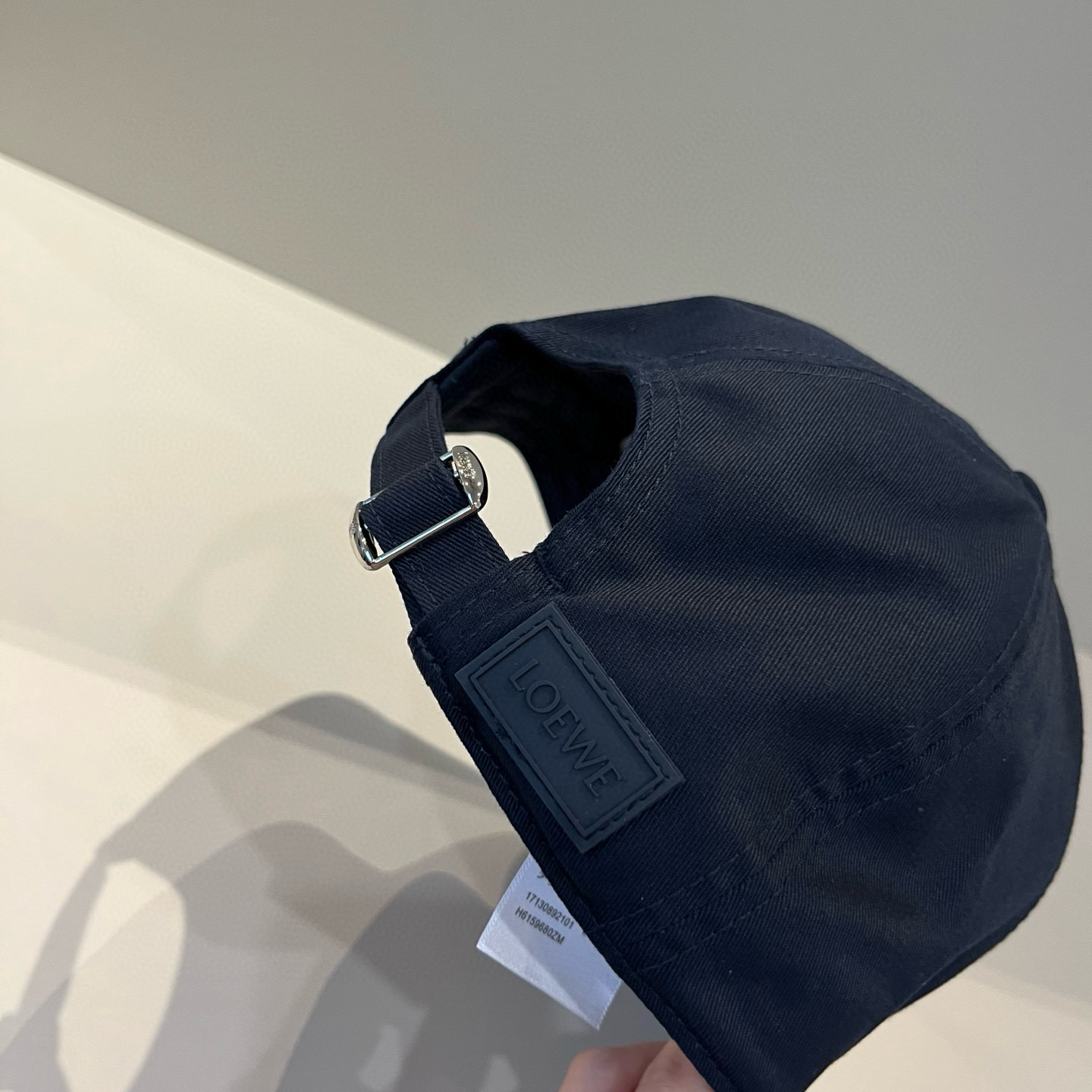 
罗意威 LOEWE新款原版原标设计，质感超好，外部线条定位标准，做工精细，简约大气低价走量！