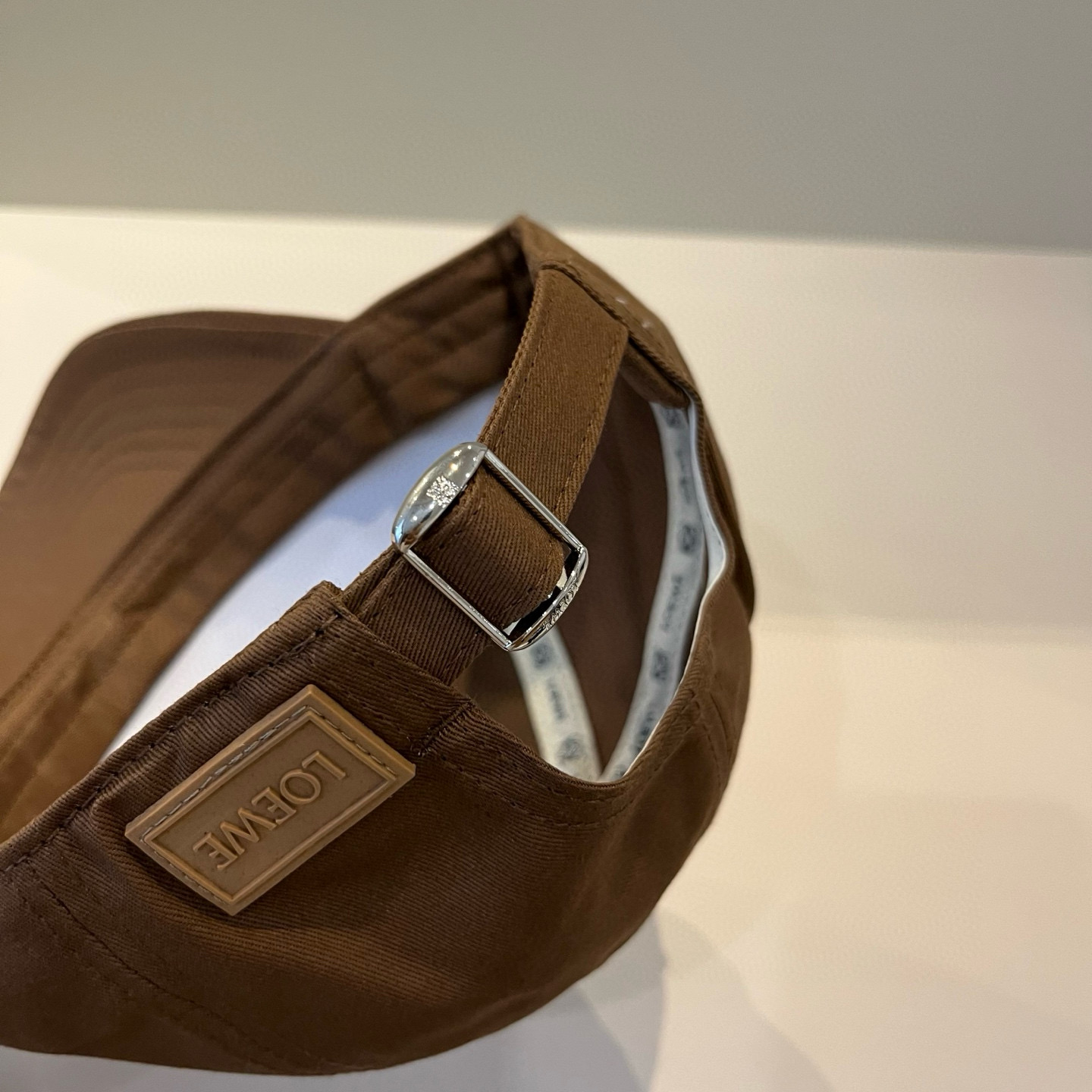 
罗意威 LOEWE新款原版原标设计，质感超好，外部线条定位标准，做工精细，简约大气低价走量！