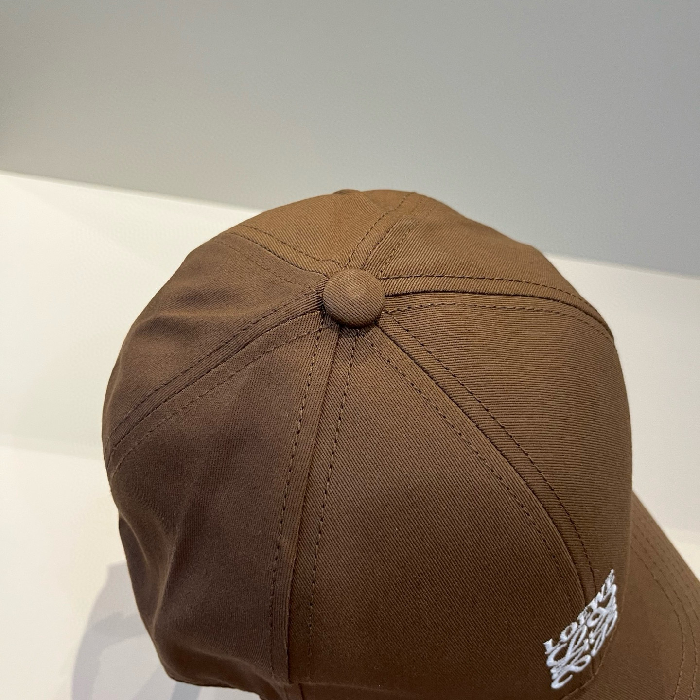 
罗意威 LOEWE新款原版原标设计，质感超好，外部线条定位标准，做工精细，简约大气低价走量！