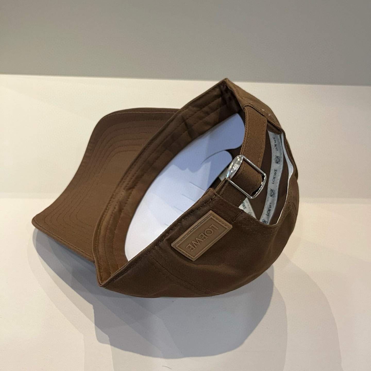 
罗意威 LOEWE新款原版原标设计，质感超好，外部线条定位标准，做工精细，简约大气低价走量！