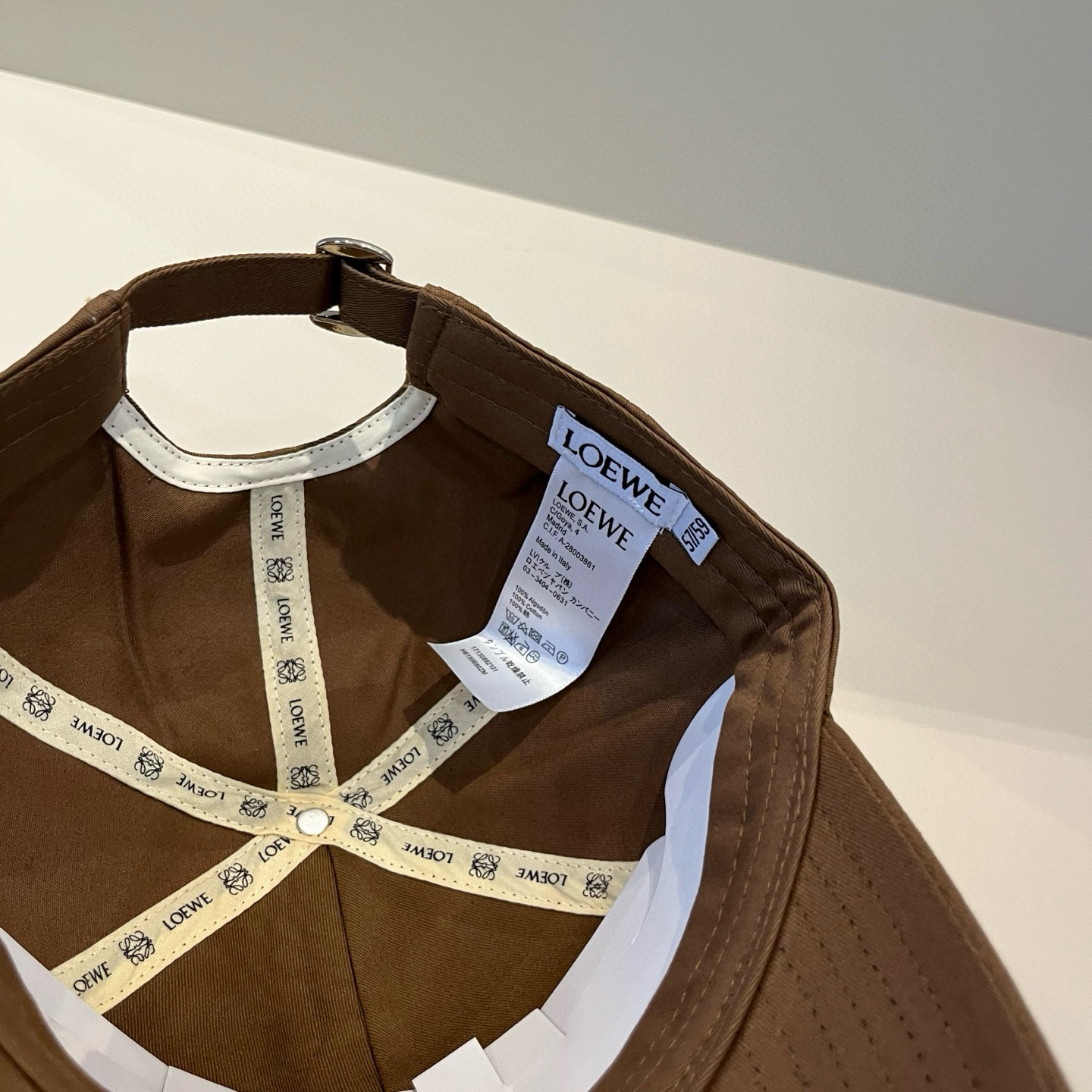 
罗意威 LOEWE新款原版原标设计，质感超好，外部线条定位标准，做工精细，简约大气低价走量！