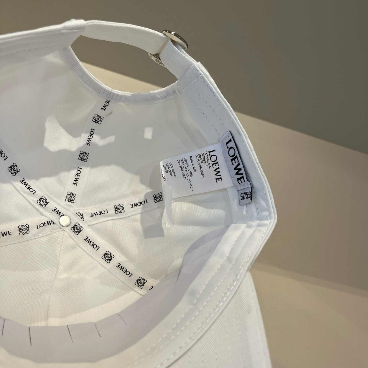 
罗意威 LOEWE新款原版原标设计，质感超好，外部线条定位标准，做工精细，简约大气低价走量！