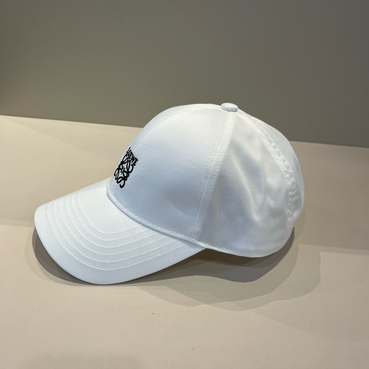 
罗意威 LOEWE新款原版原标设计，质感超好，外部线条定位标准，做工精细，简约大气低价走量！