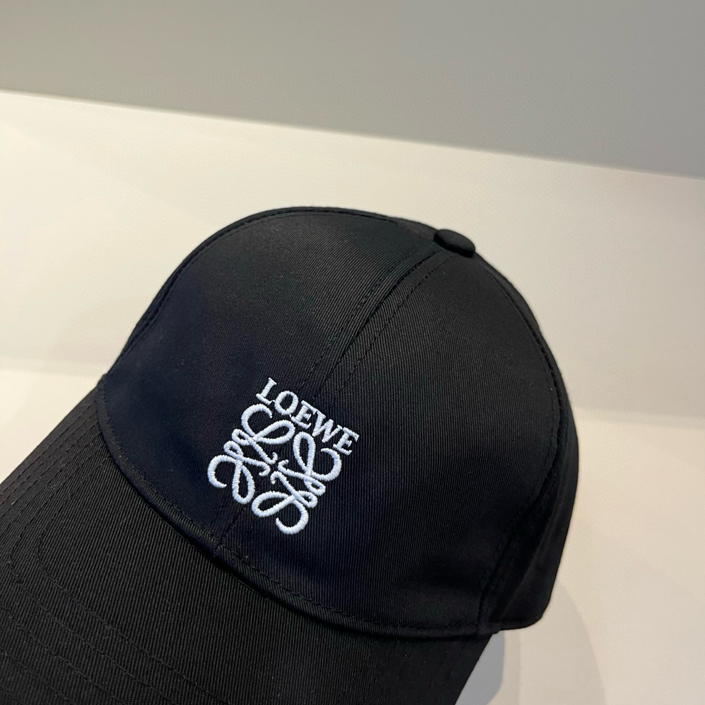 
罗意威 LOEWE新款原版原标设计，质感超好，外部线条定位标准，做工精细，简约大气低价走量！