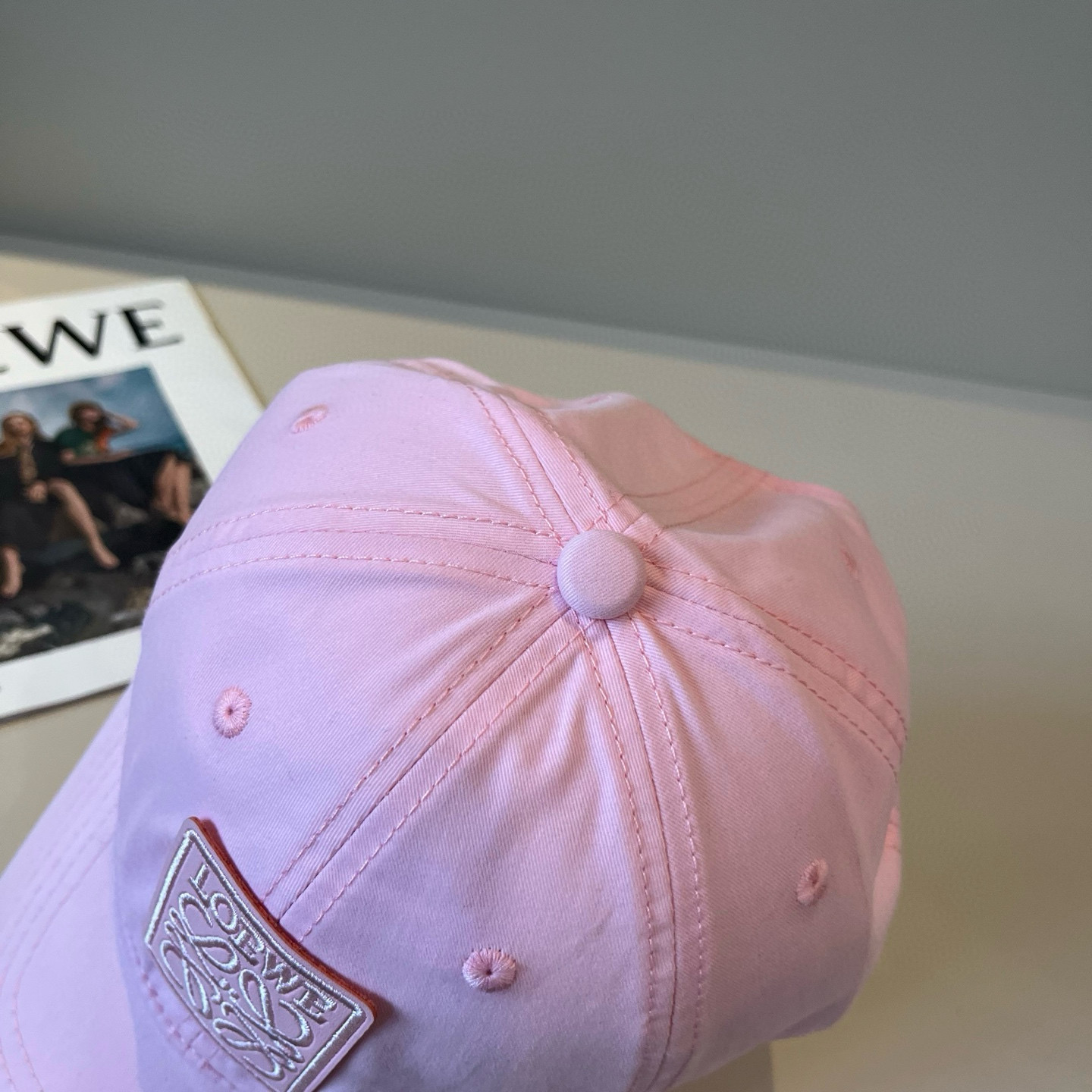 
罗意威 LOEWE新款原版原标设计，质感超好，外部线条定位标准，做工精细，简约大气低价走量！