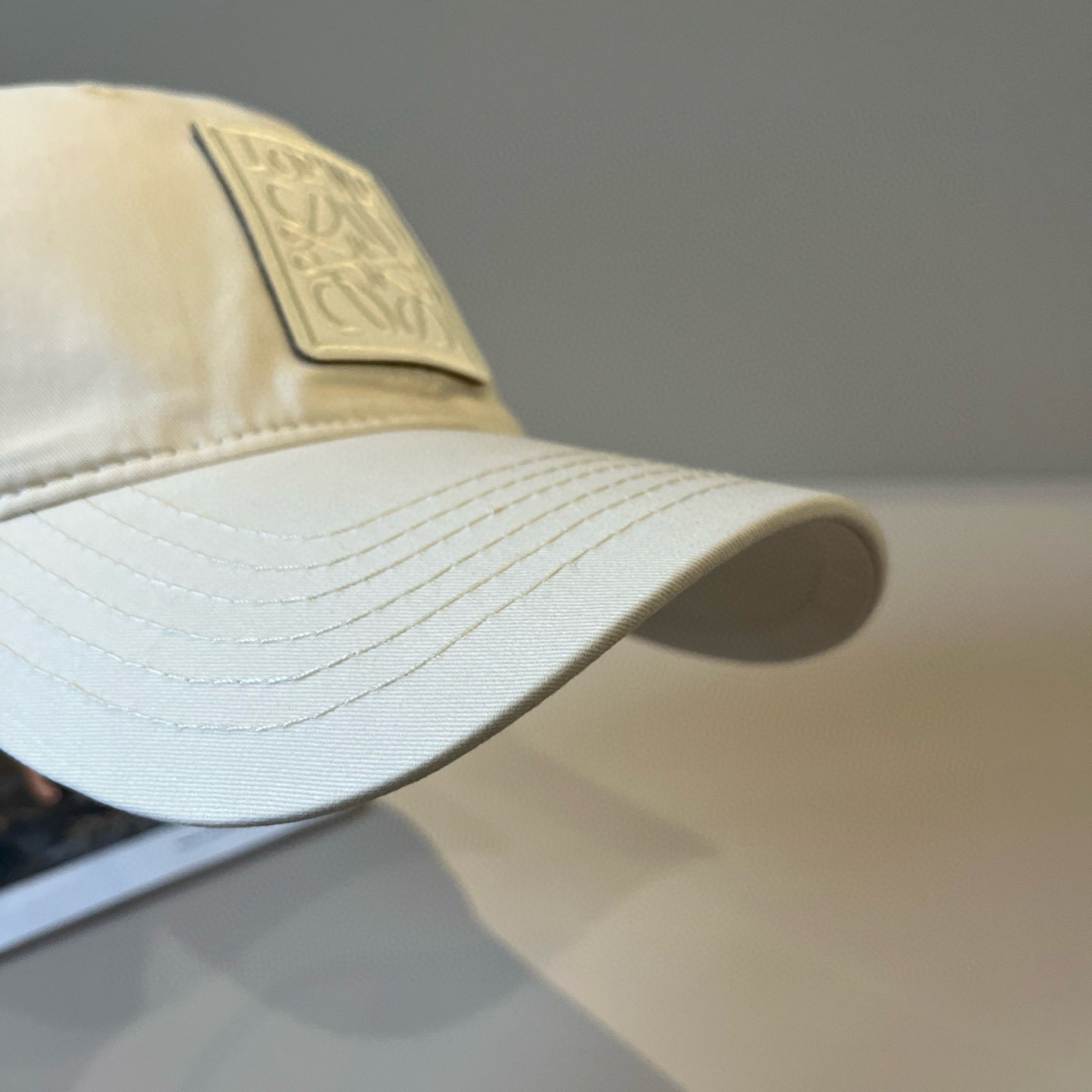 
罗意威 LOEWE新款原版原标设计，质感超好，外部线条定位标准，做工精细，简约大气低价走量！