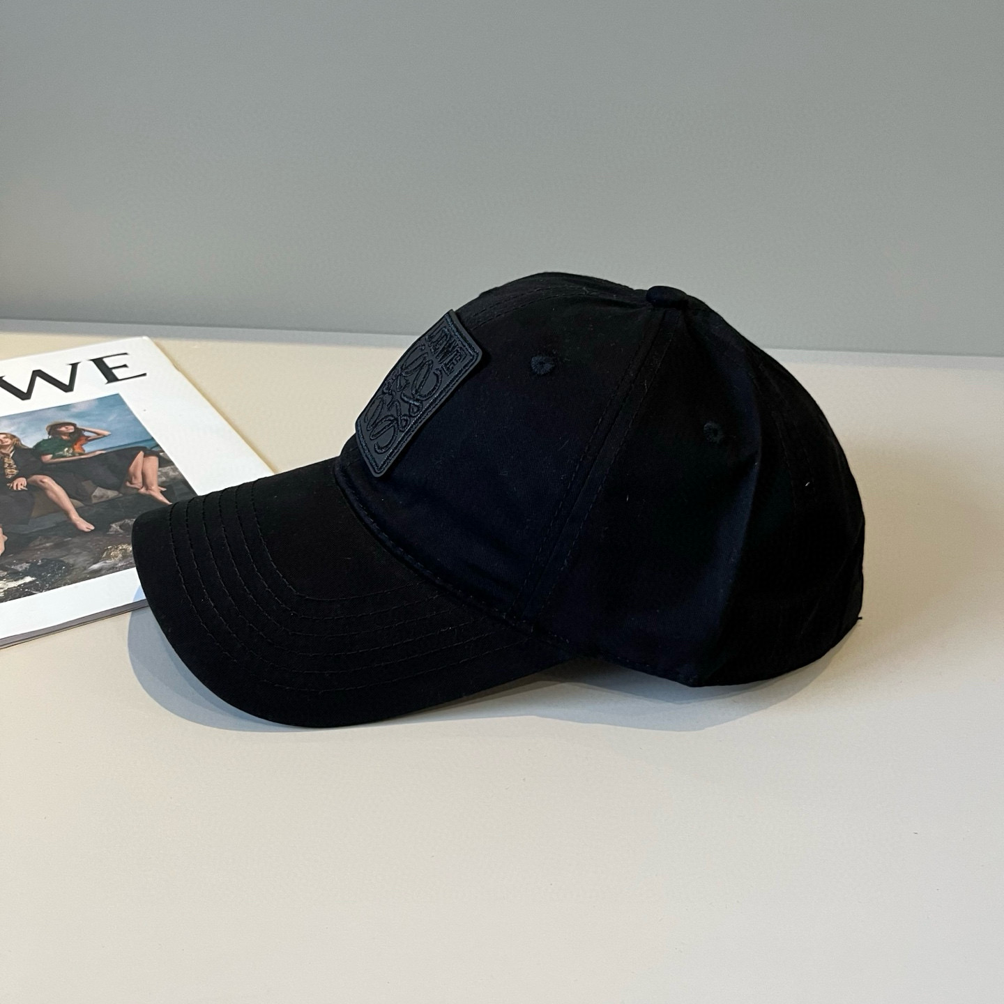 
罗意威 LOEWE新款原版原标设计，质感超好，外部线条定位标准，做工精细，简约大气低价走量！