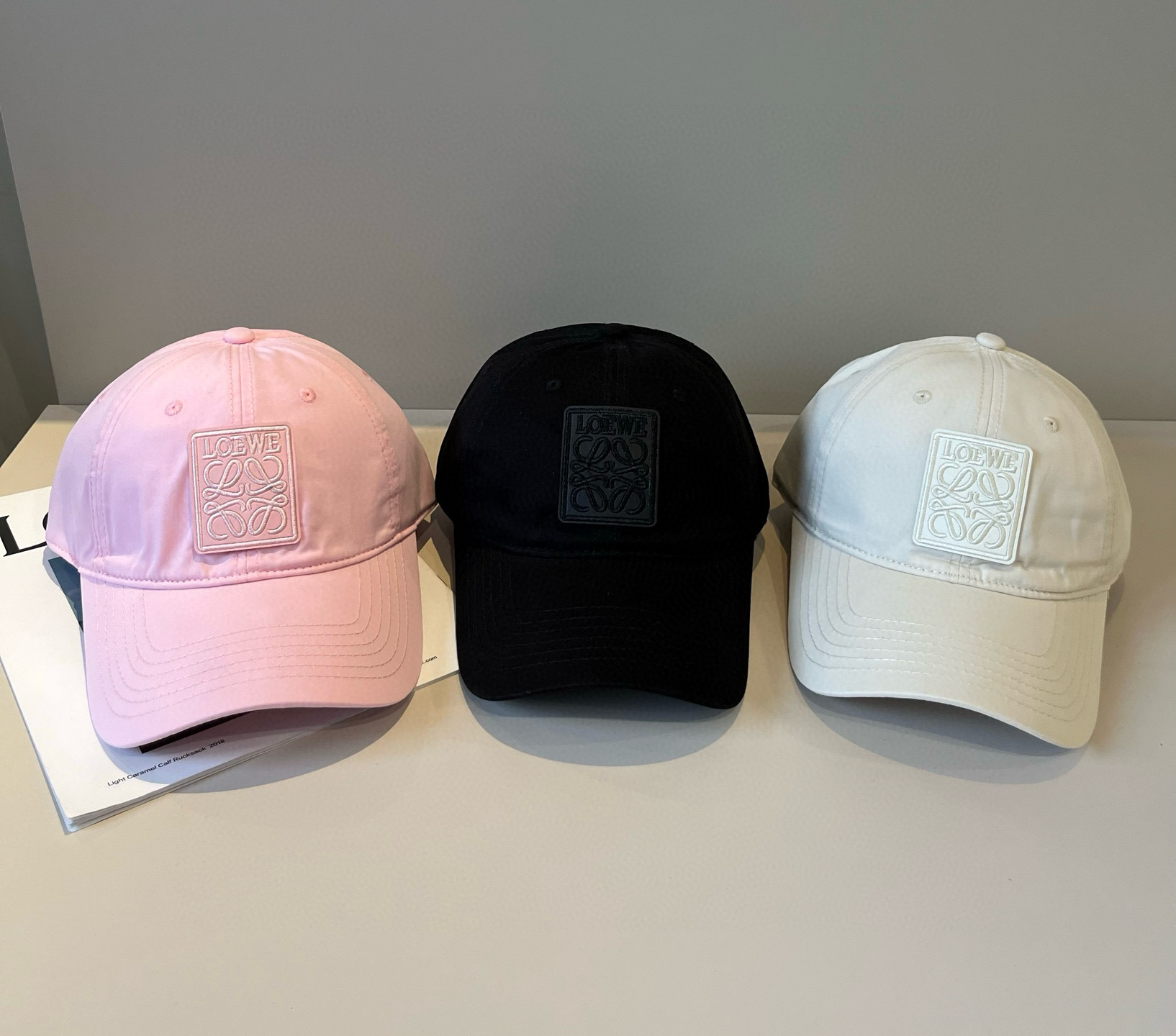 
罗意威 LOEWE新款原版原标设计，质感超好，外部线条定位标准，做工精细，简约大气低价走量！