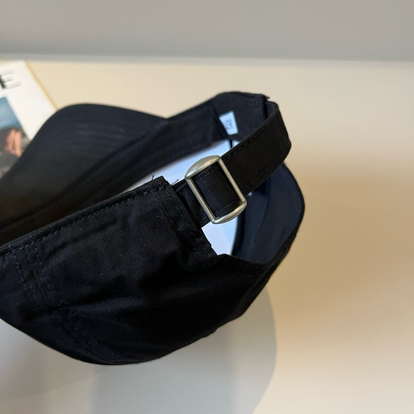 
罗意威 LOEWE新款原版原标设计，质感超好，外部线条定位标准，做工精细，简约大气低价走量！