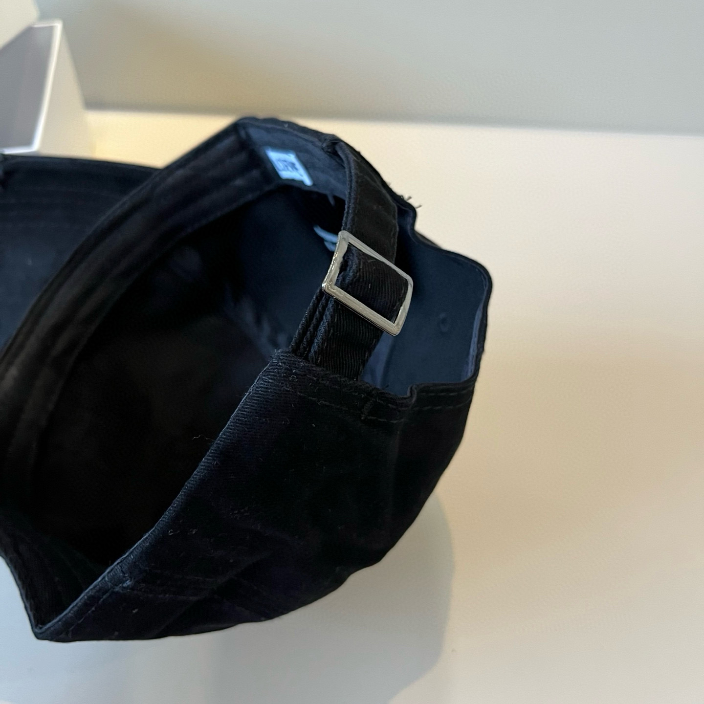 
罗意威 LOEWE新款原版原标设计，质感超好，外部线条定位标准，做工精细，简约大气低价走量！