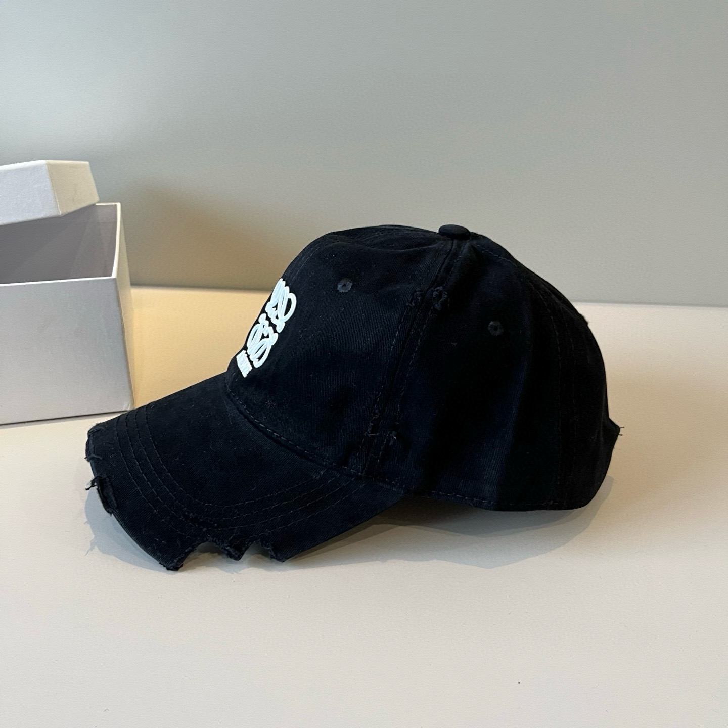 
罗意威 LOEWE新款原版原标设计，质感超好，外部线条定位标准，做工精细，简约大气低价走量！