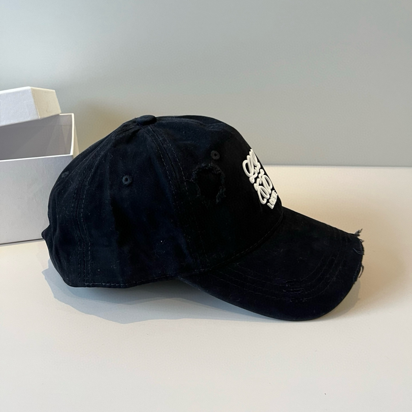 
罗意威 LOEWE新款原版原标设计，质感超好，外部线条定位标准，做工精细，简约大气低价走量！