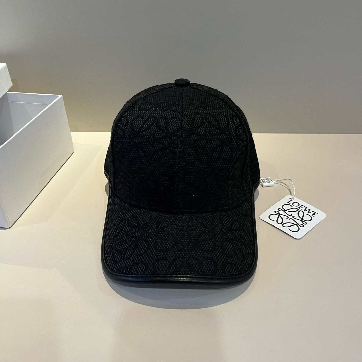 
罗意威 LOEWE新款原版原标设计，质感超好，外部线条定位标准，做工精细，简约大气低价走量！