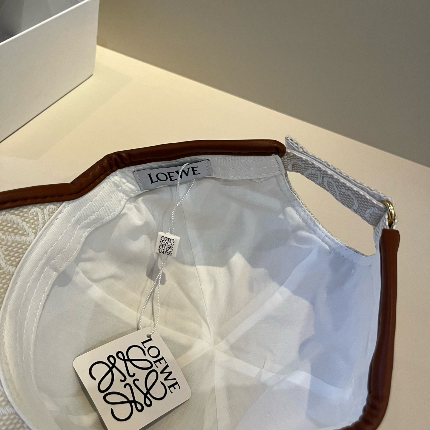 
罗意威 LOEWE新款原版原标设计，质感超好，外部线条定位标准，做工精细，简约大气低价走量！