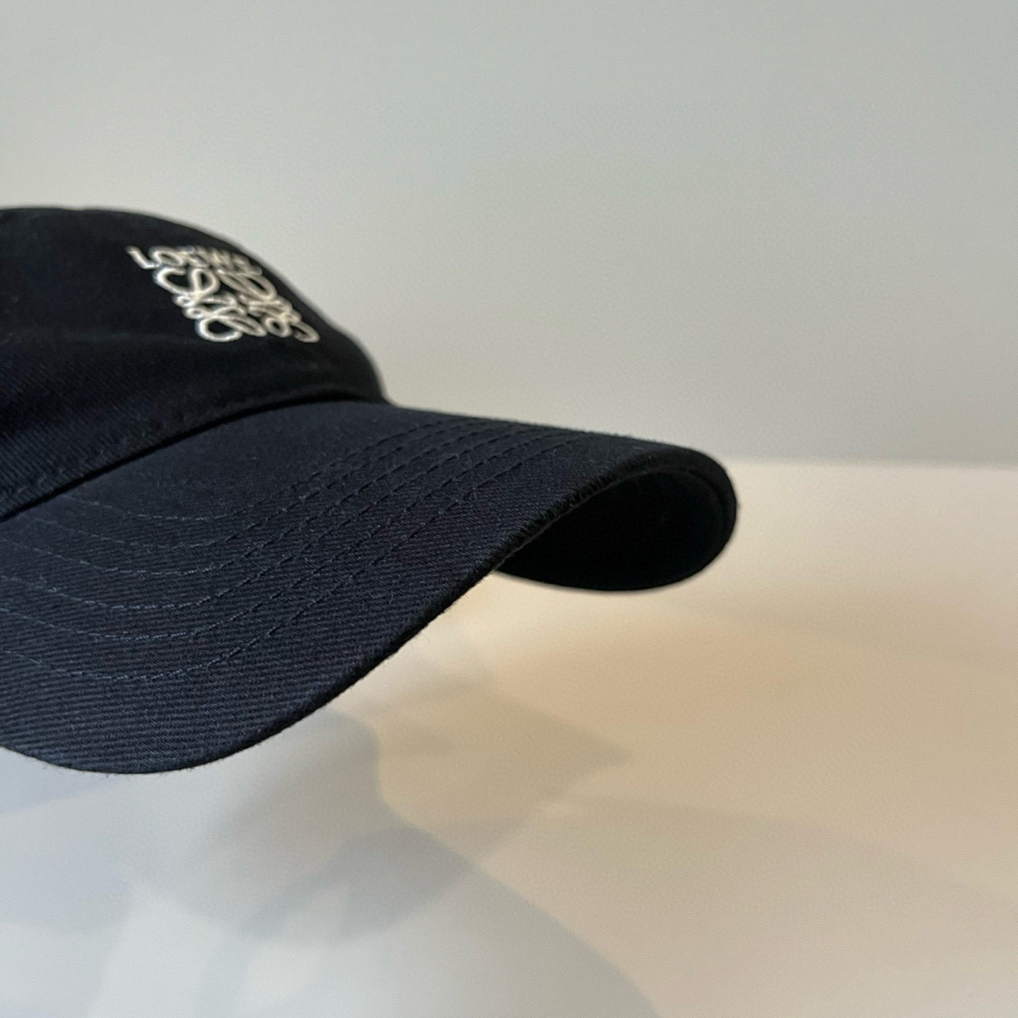 
罗意威 LOEWE新款原版原标设计，质感超好，外部线条定位标准，做工精细，简约大气低价走量！