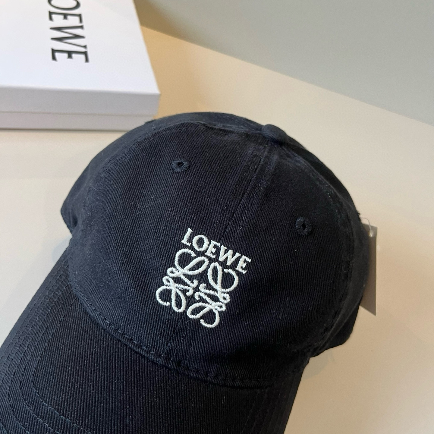 
罗意威 LOEWE新款原版原标设计，质感超好，外部线条定位标准，做工精细，简约大气低价走量！