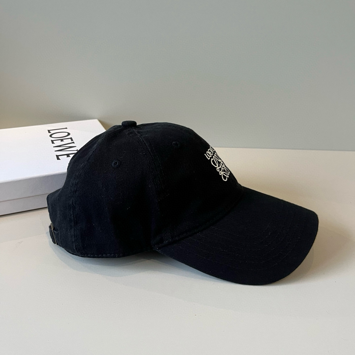 
罗意威 LOEWE新款原版原标设计，质感超好，外部线条定位标准，做工精细，简约大气低价走量！