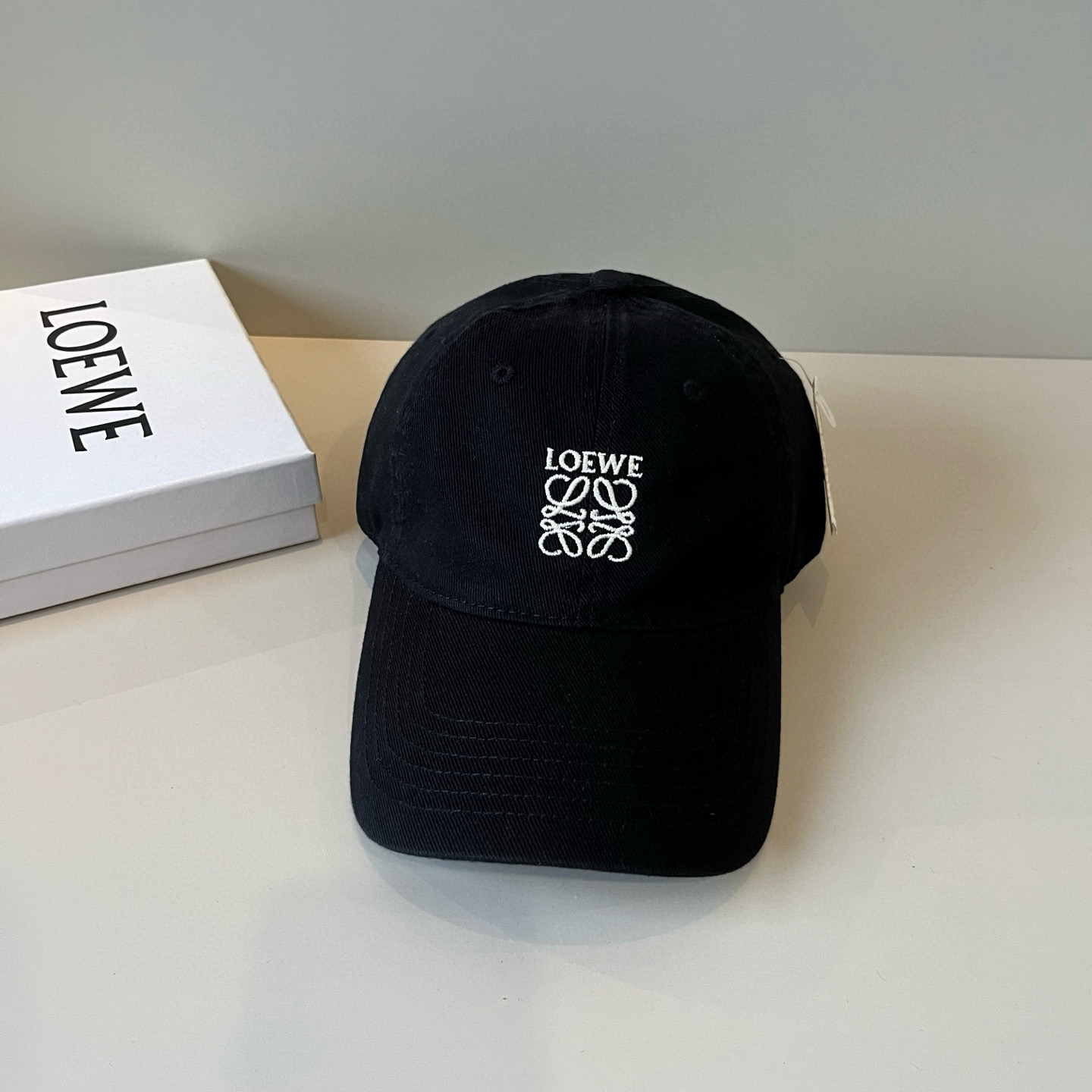 
罗意威 LOEWE新款原版原标设计，质感超好，外部线条定位标准，做工精细，简约大气低价走量！