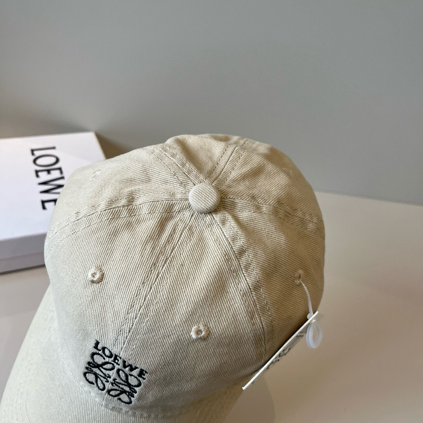 
罗意威 LOEWE新款原版原标设计，质感超好，外部线条定位标准，做工精细，简约大气低价走量！