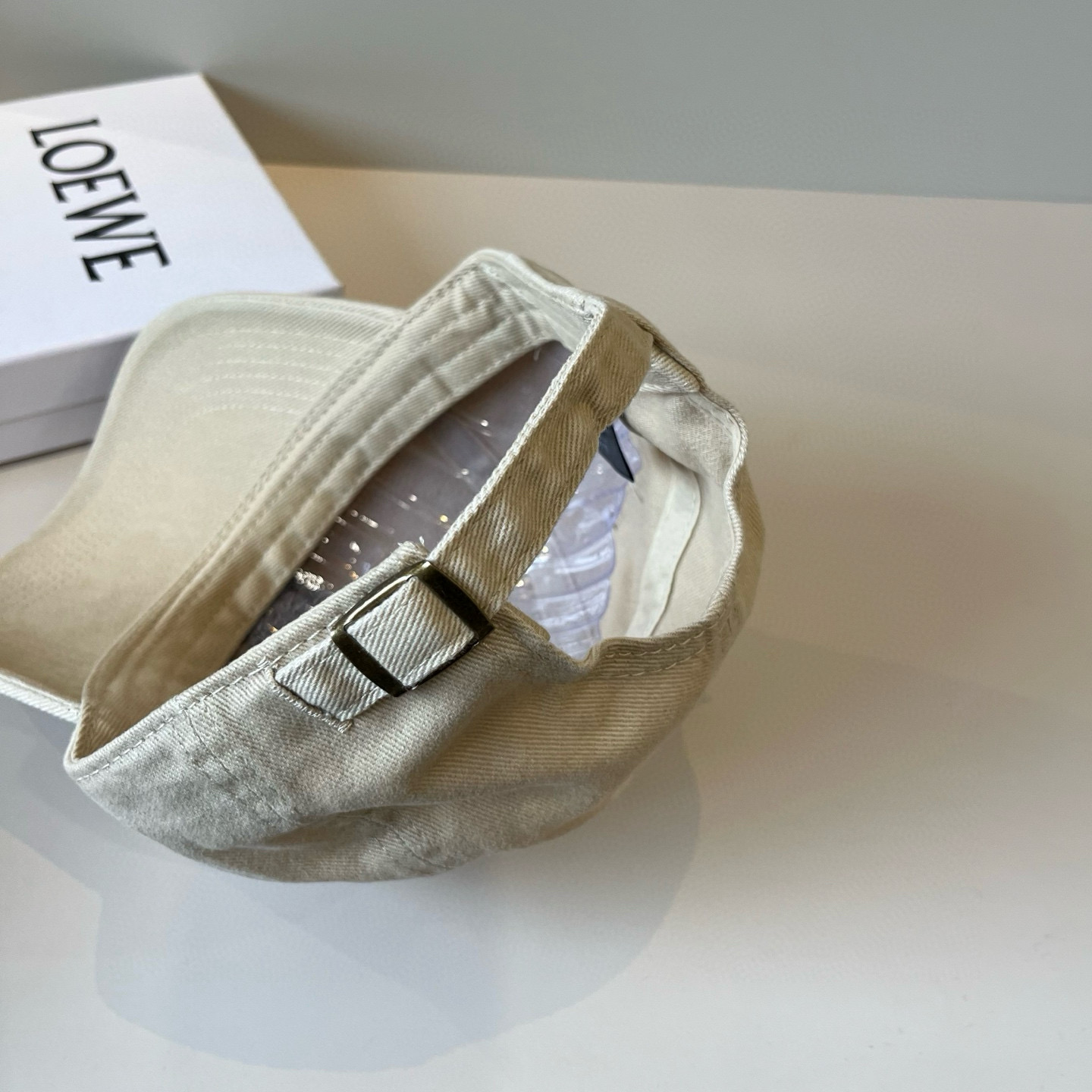 
罗意威 LOEWE新款原版原标设计，质感超好，外部线条定位标准，做工精细，简约大气低价走量！