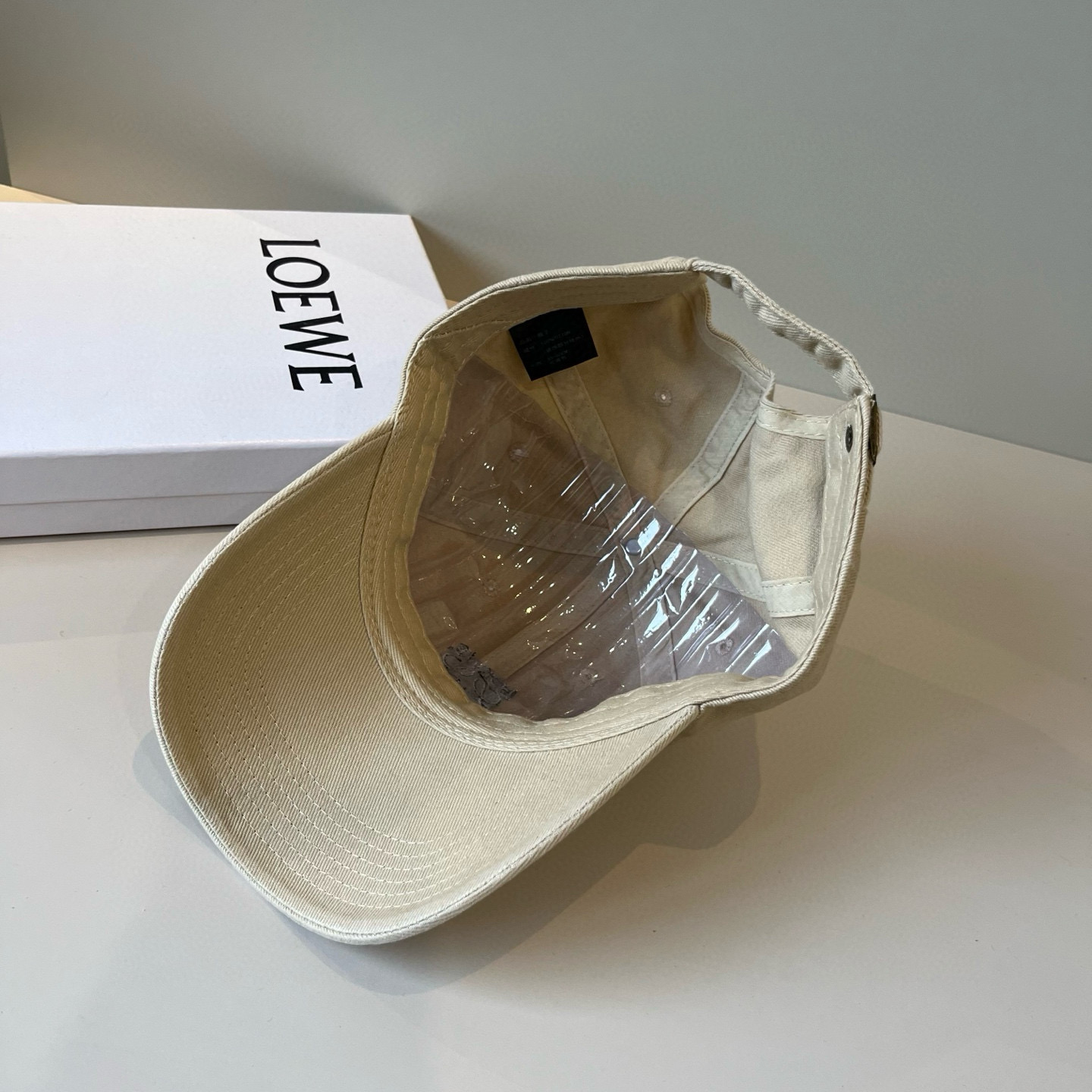 
罗意威 LOEWE新款原版原标设计，质感超好，外部线条定位标准，做工精细，简约大气低价走量！