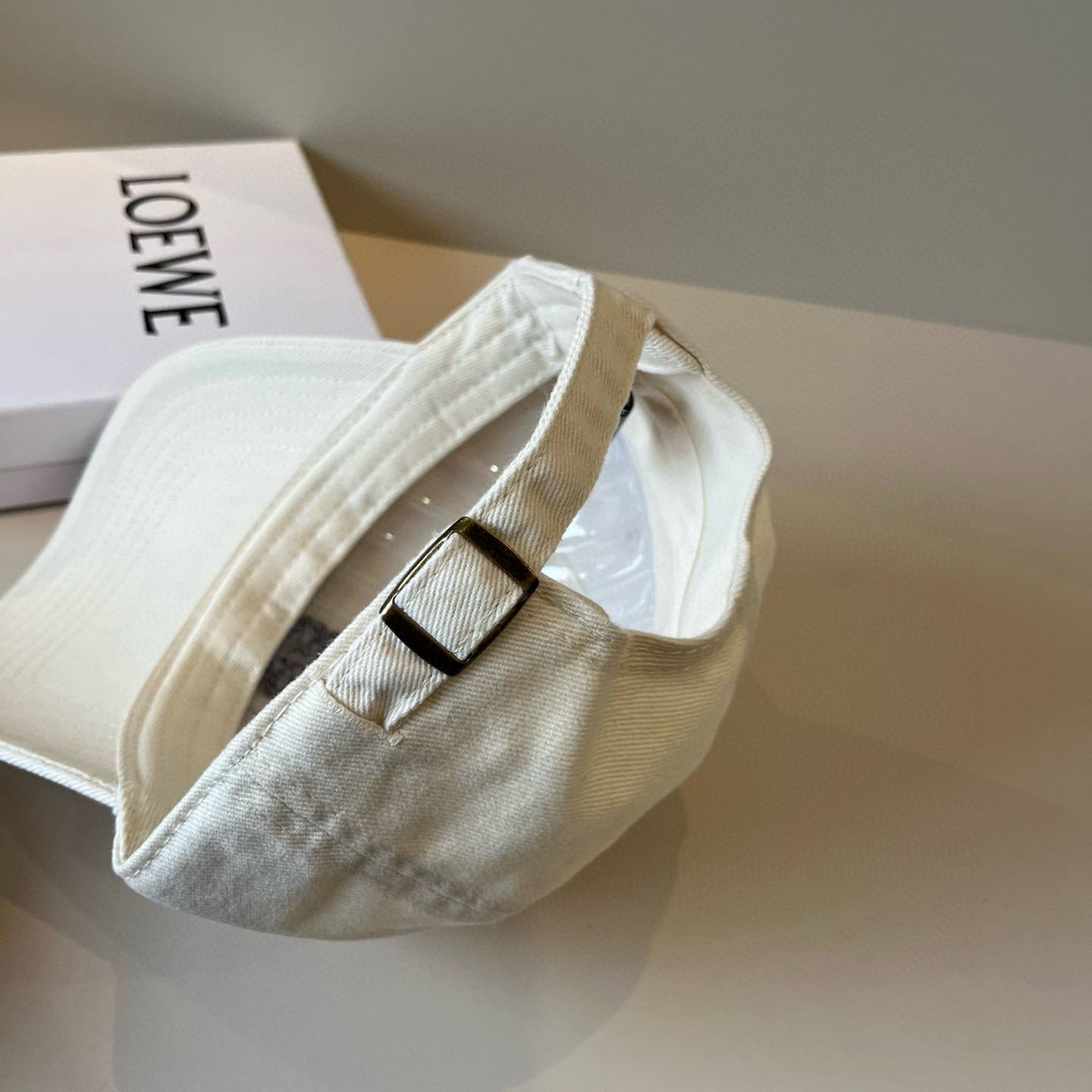 
罗意威 LOEWE新款原版原标设计，质感超好，外部线条定位标准，做工精细，简约大气低价走量！