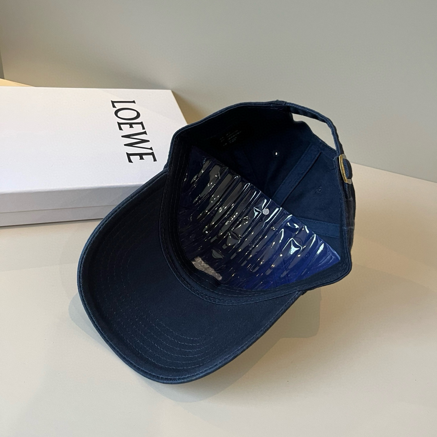 
罗意威 LOEWE新款原版原标设计，质感超好，外部线条定位标准，做工精细，简约大气低价走量！