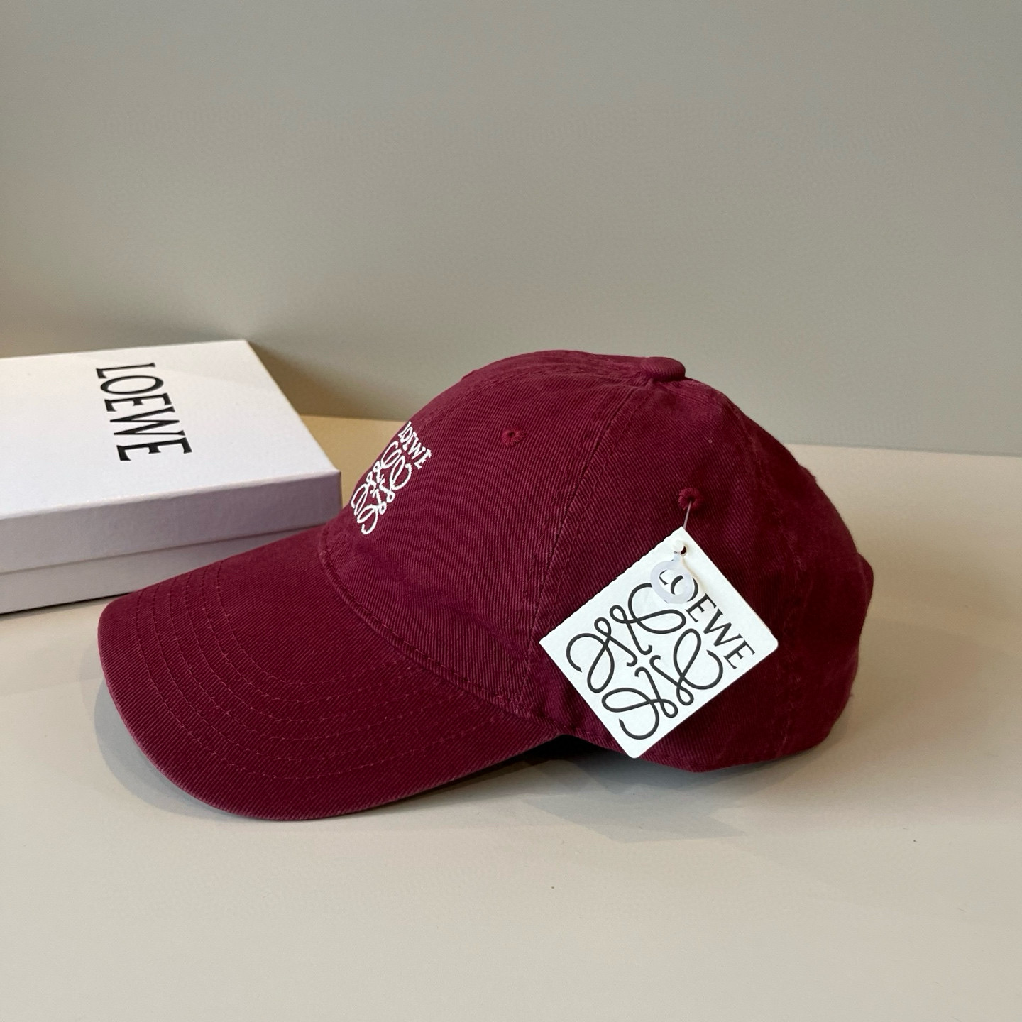 
罗意威 LOEWE新款原版原标设计，质感超好，外部线条定位标准，做工精细，简约大气低价走量！