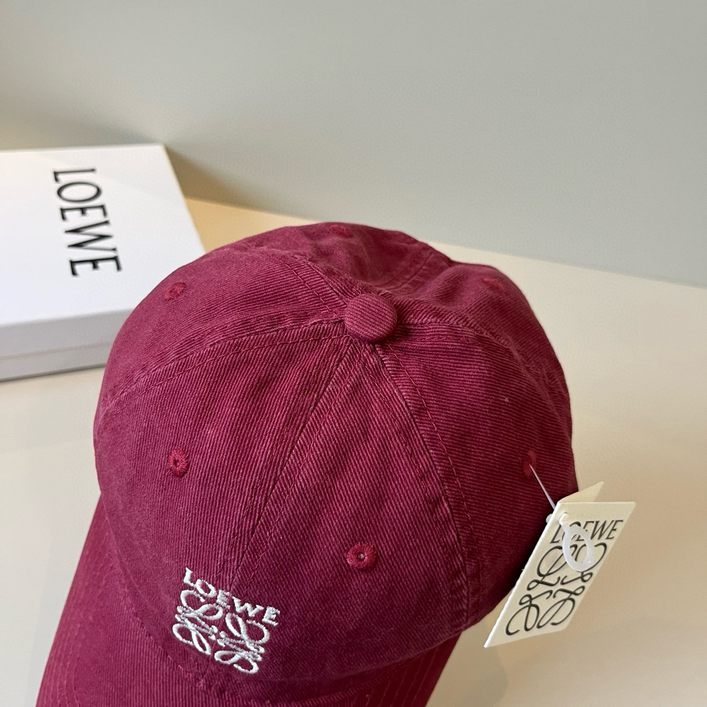 
罗意威 LOEWE新款原版原标设计，质感超好，外部线条定位标准，做工精细，简约大气低价走量！