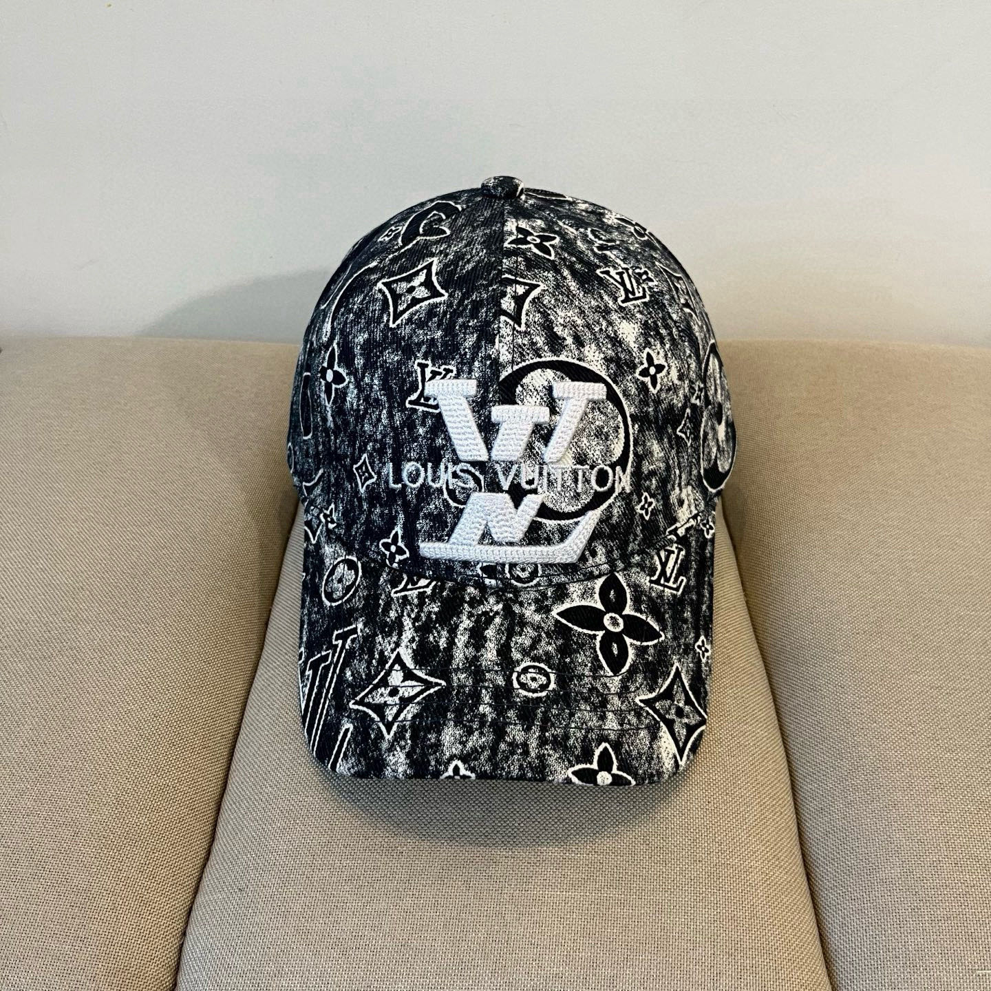 🧢路易威登棒球帽 LouisVuitton😍新款LV棒球帽，重工打造♥️高端大气，百搭款🤗男女通用！跑量