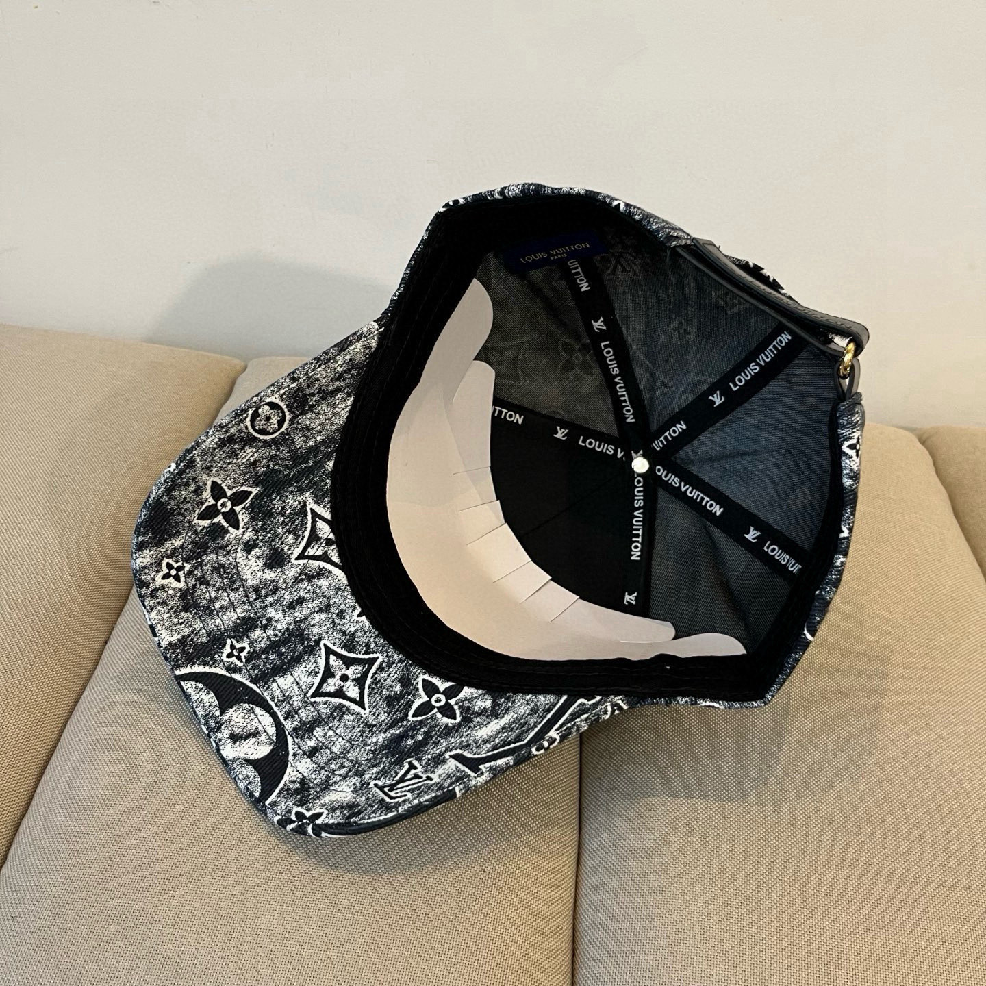 🧢路易威登棒球帽 LouisVuitton😍新款LV棒球帽，重工打造♥️高端大气，百搭款🤗男女通用！跑量