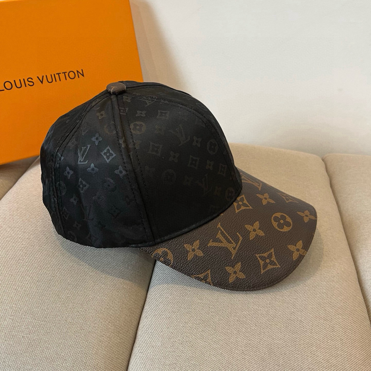 🧢路易威登棒球帽 LouisVuitton😍新款LV棒球帽，重工打造♥️高端大气，百搭款🤗男女通用！跑量