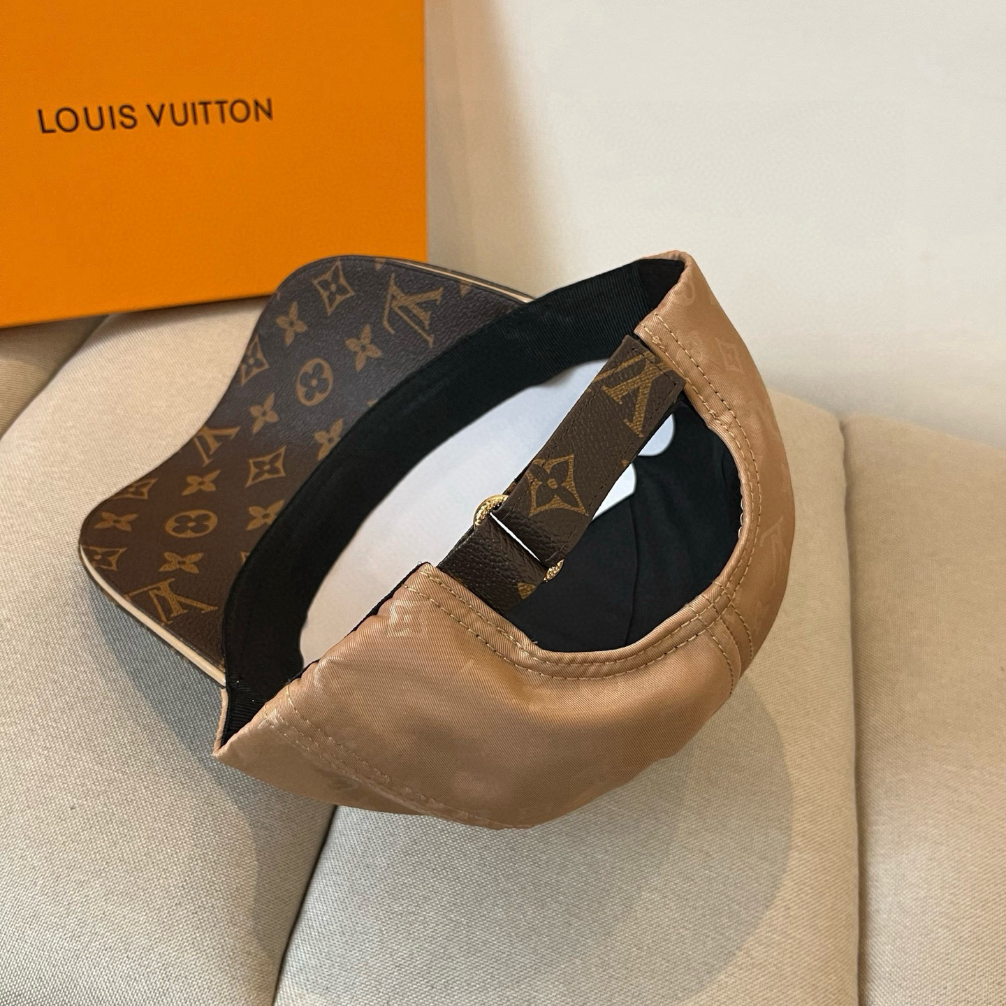 🧢路易威登棒球帽 LouisVuitton😍新款LV棒球帽，重工打造♥️高端大气，百搭款🤗男女通用！跑量