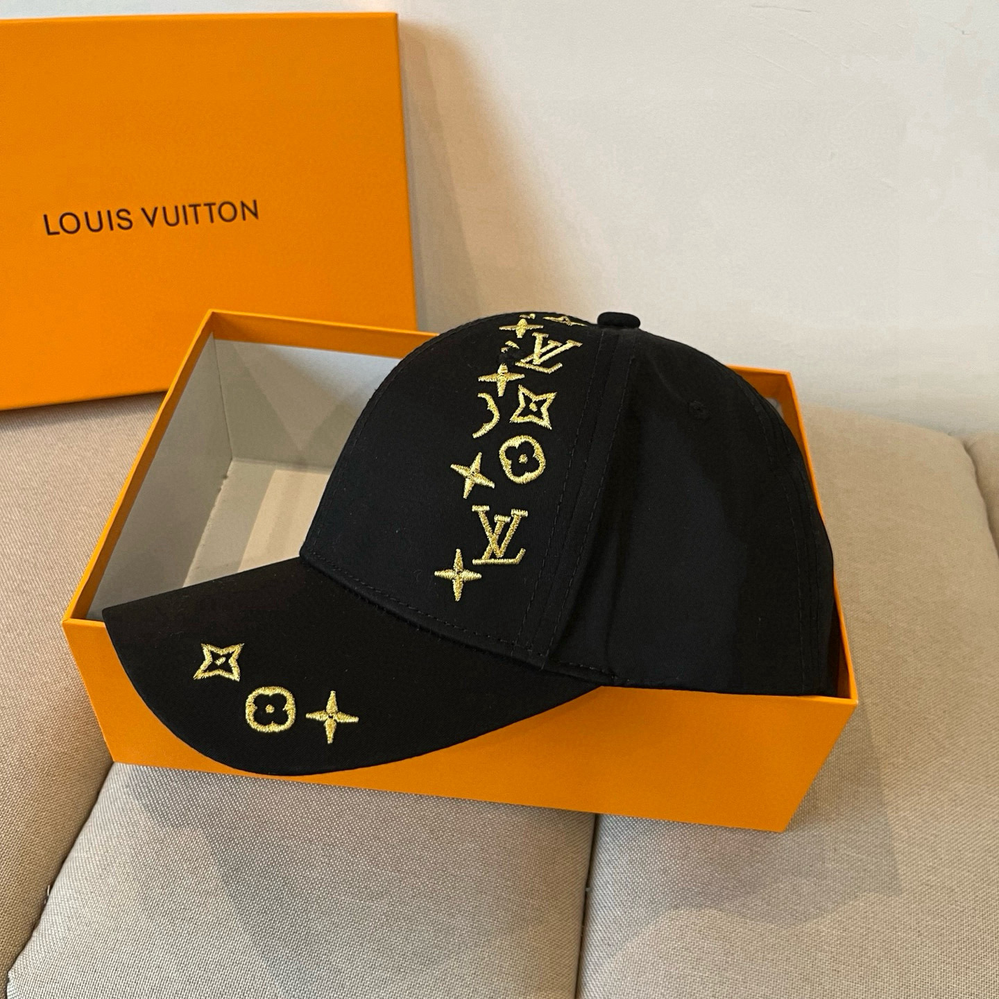 🧢路易威登棒球帽 LouisVuitton😍新款LV棒球帽，重工打造♥️高端大气，百搭款🤗男女通用！跑量
