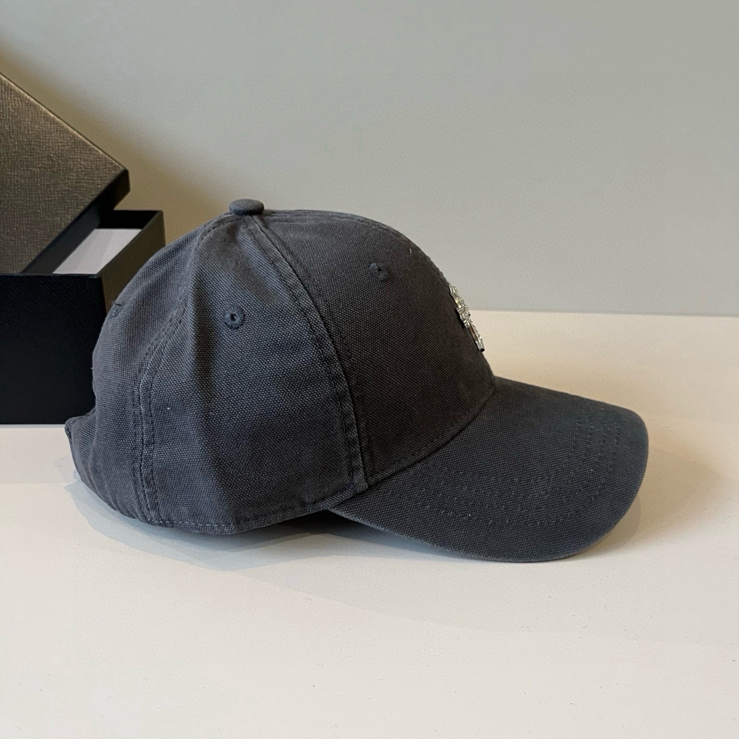  克罗心最新时尚前卫的休闲设计风格，戴上头就是这样好看看哦，做工精细，男女同款！